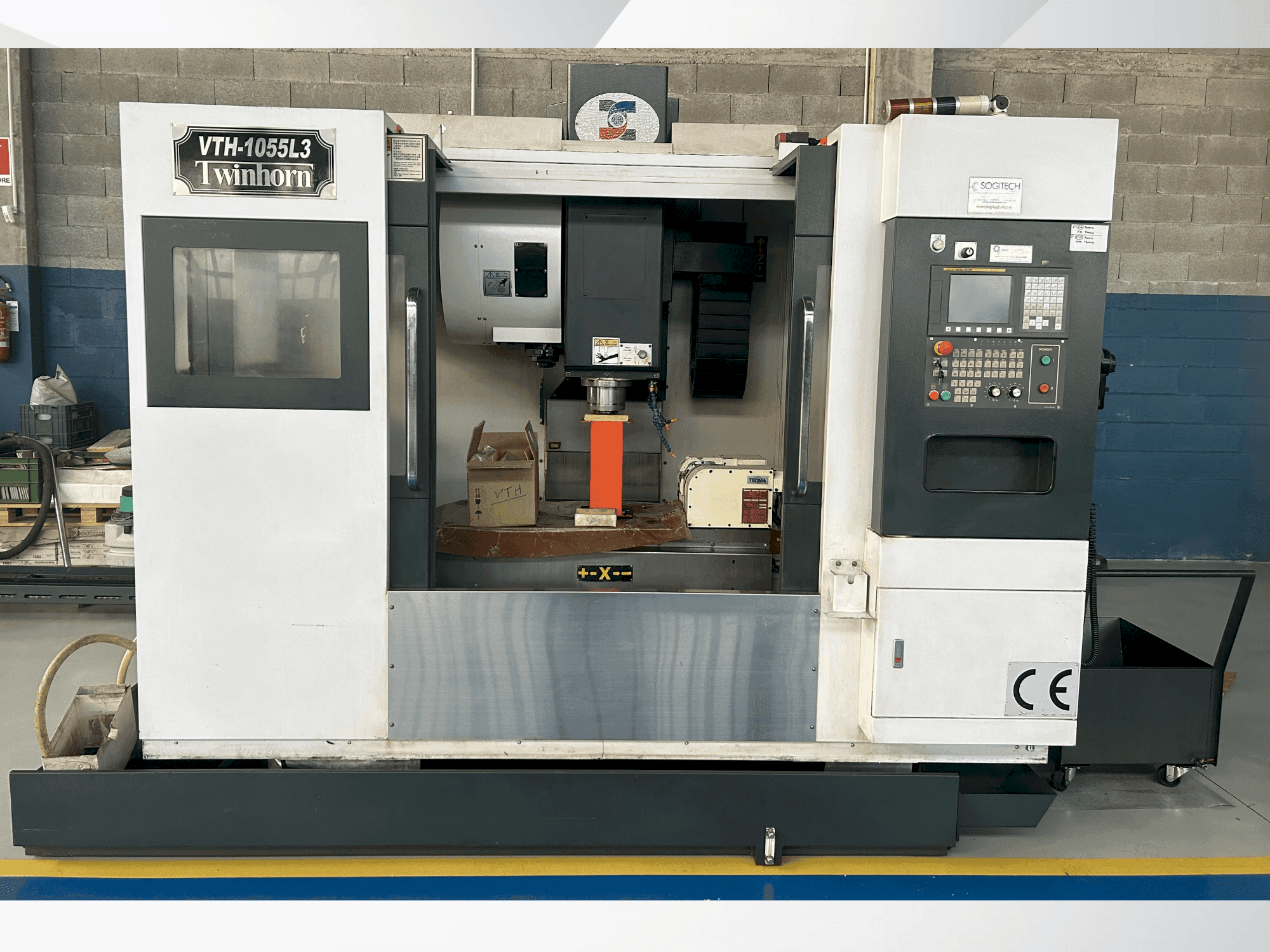 Čelní pohled na Twinhorn VTH-1055L3 stroj