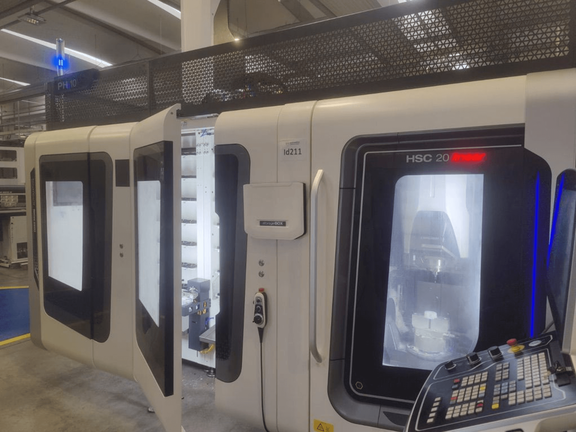 Vertikální obráběcí centrum DMG MORI HSC 20, pohled zepředu, otevřené dveře odhalující vnitřní prostor obrábění a ovládací panel.