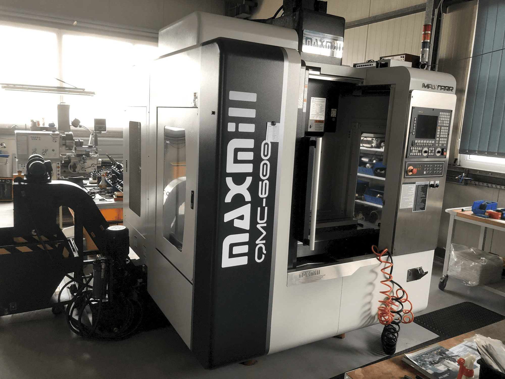 Čelní pohled na MAXMILL QMC-600 stroj