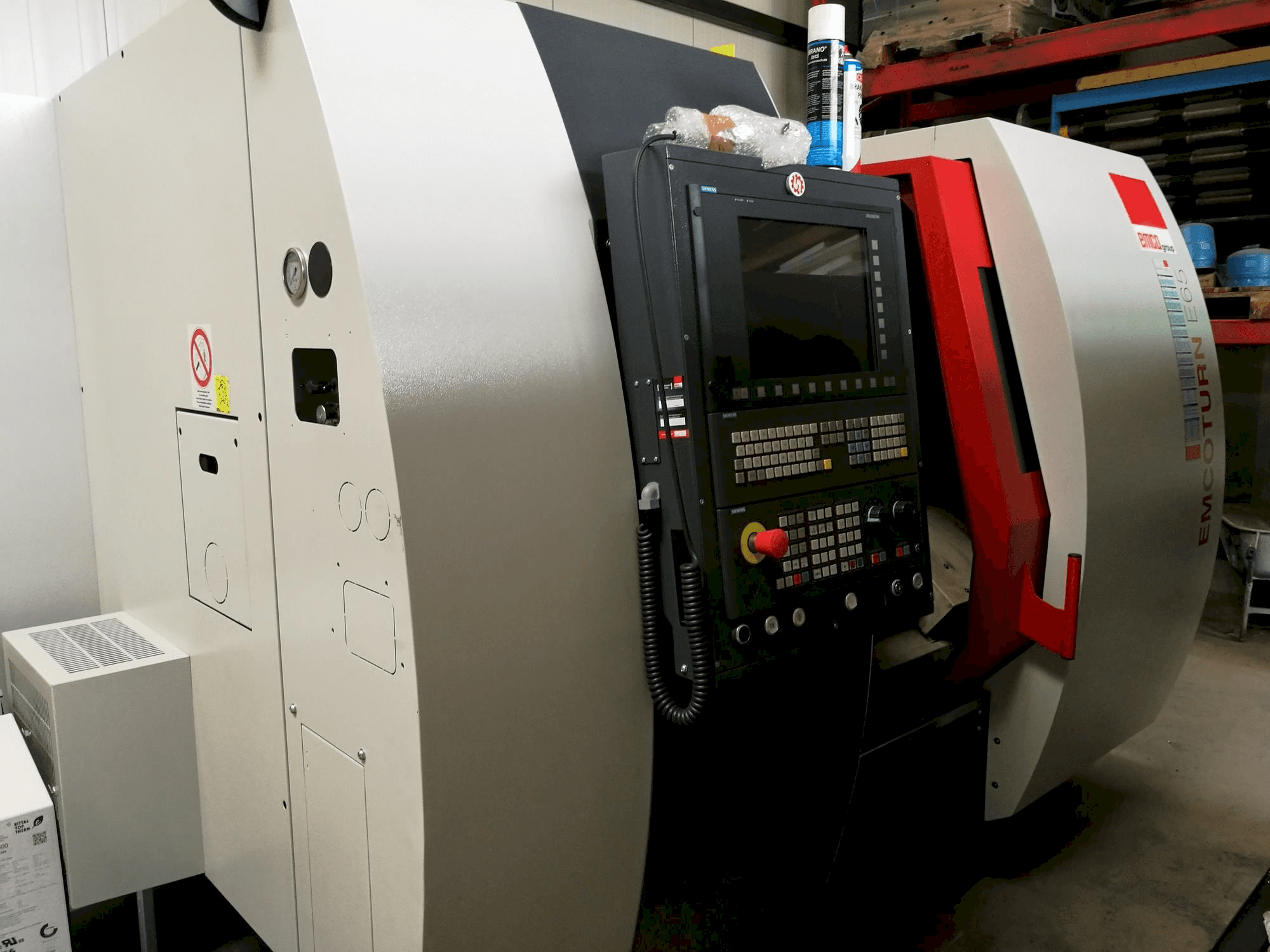 Čelní pohled na EMCO Emcoturn E65 stroj