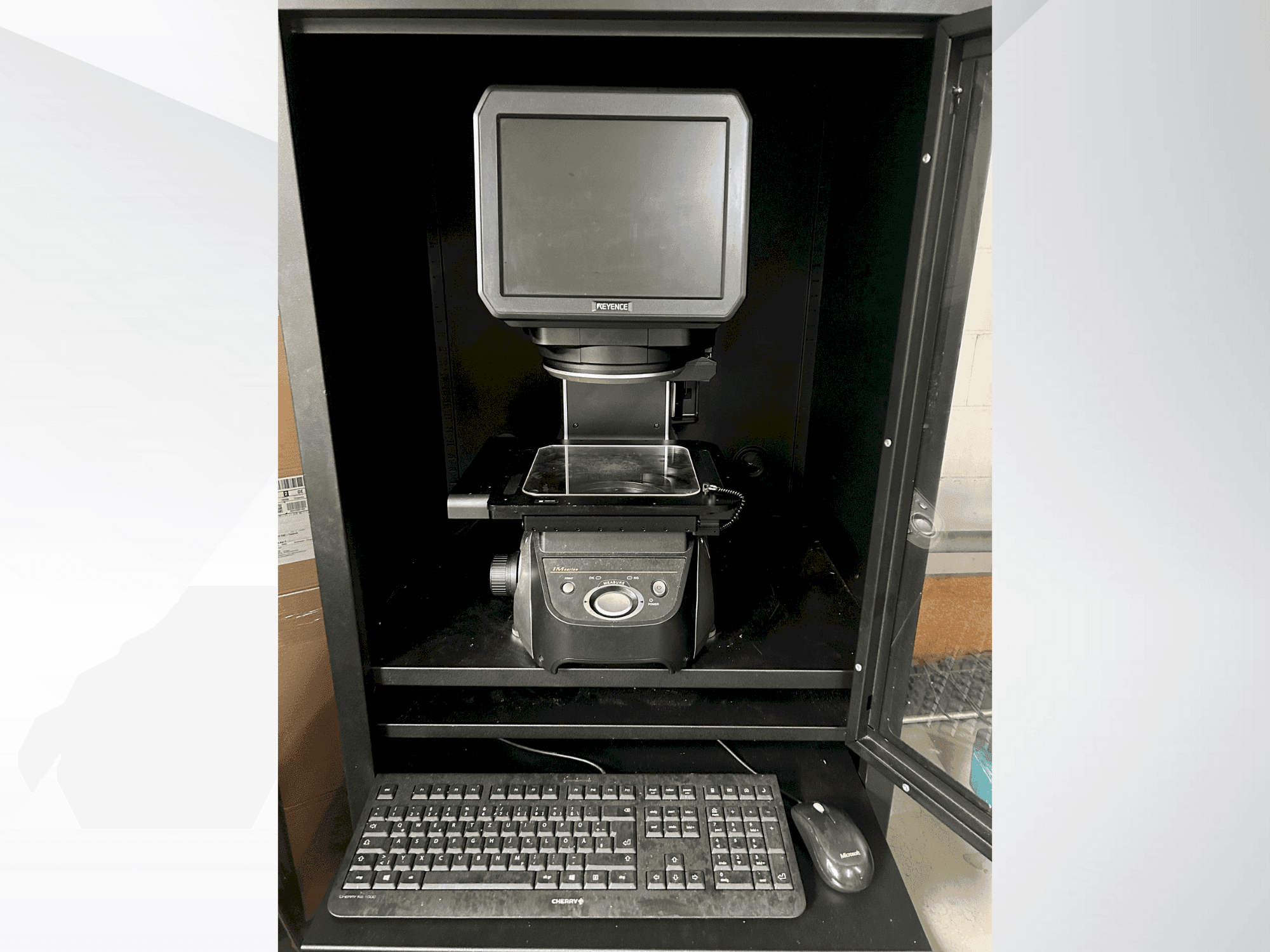 Čelní pohled na KEYENCE IM 7020 stroj