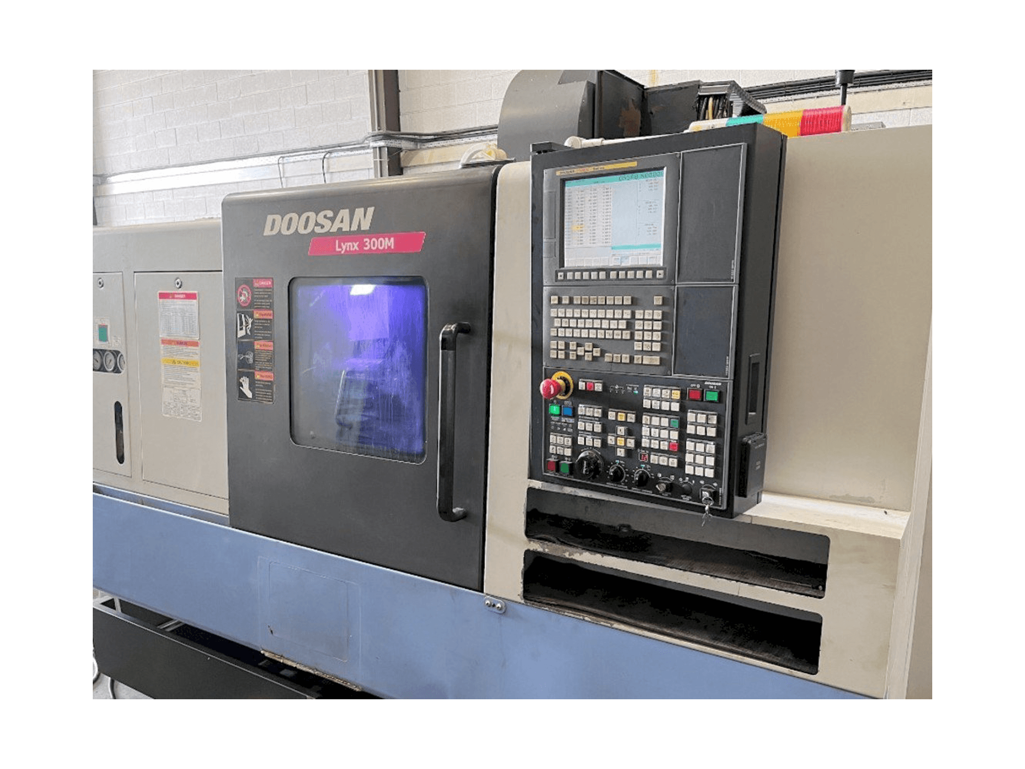 Čelní pohled na Doosan Lynx 300M stroj