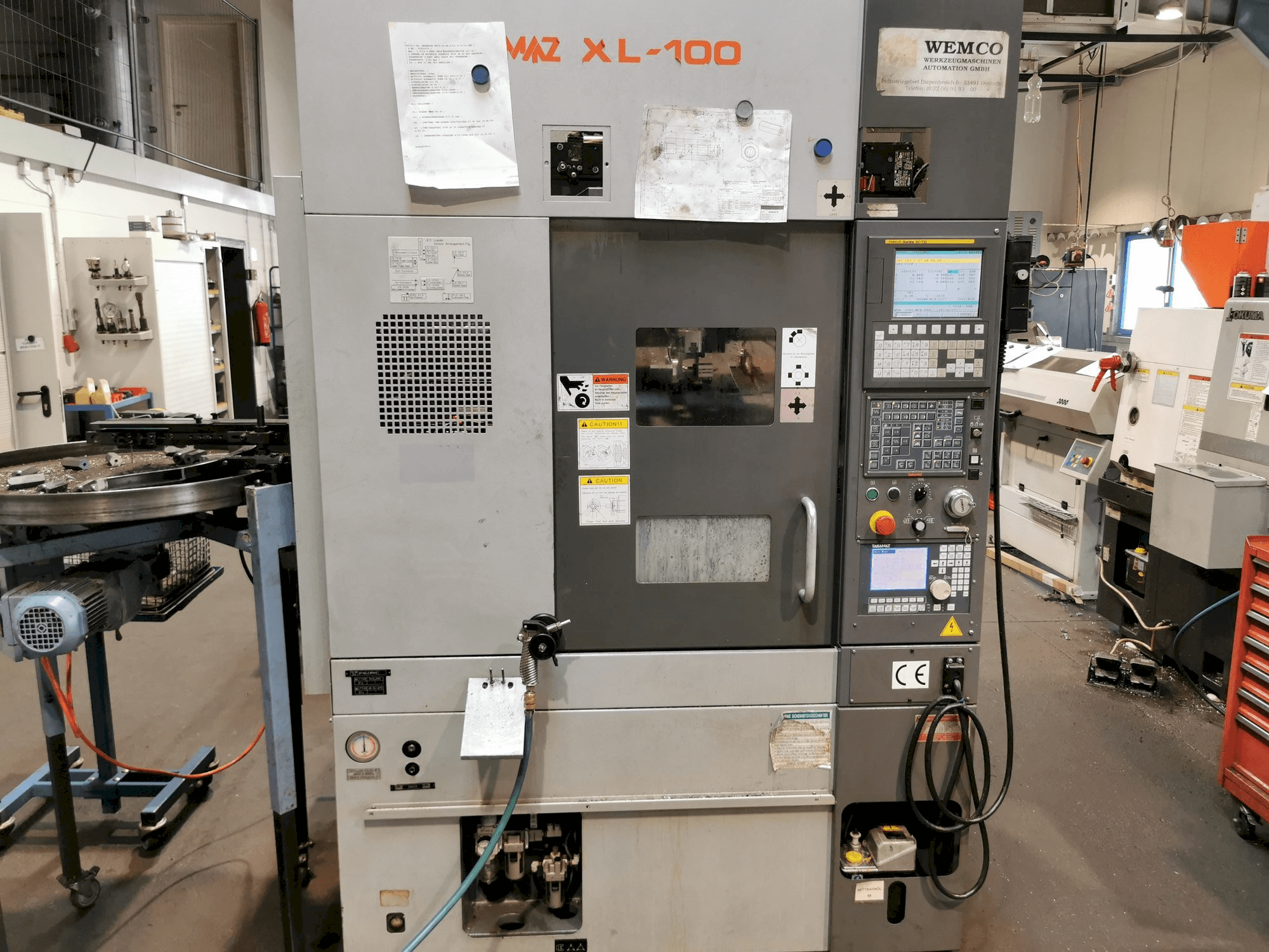 Čelní pohled na Takamaz XL100 stroj