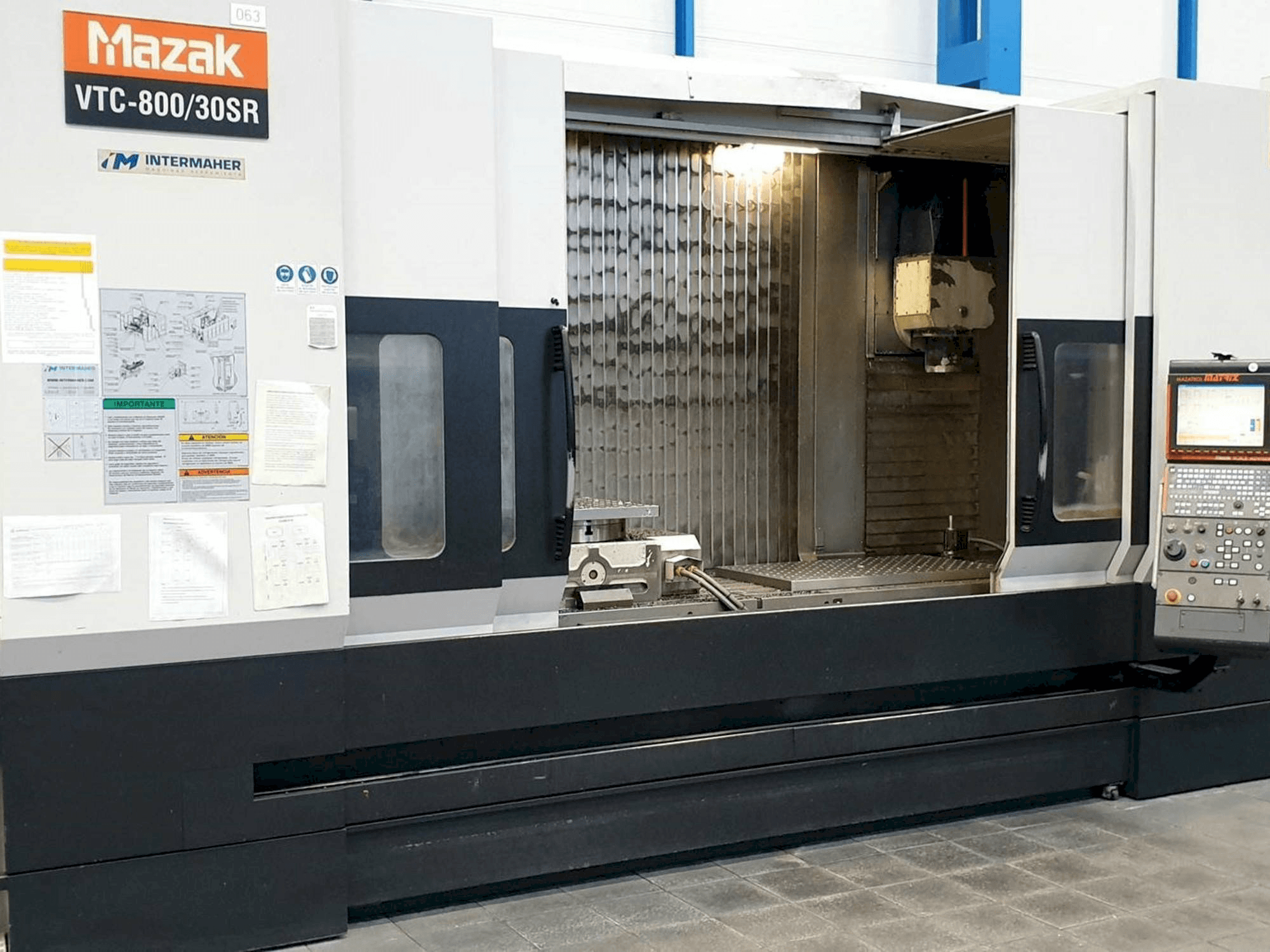 Čelní pohled na Mazak VTC-800/30SR stroj