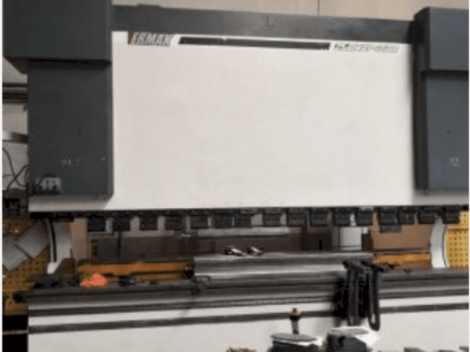 Čelní pohled na ERMAK CNC HAP 4100x400 stroj