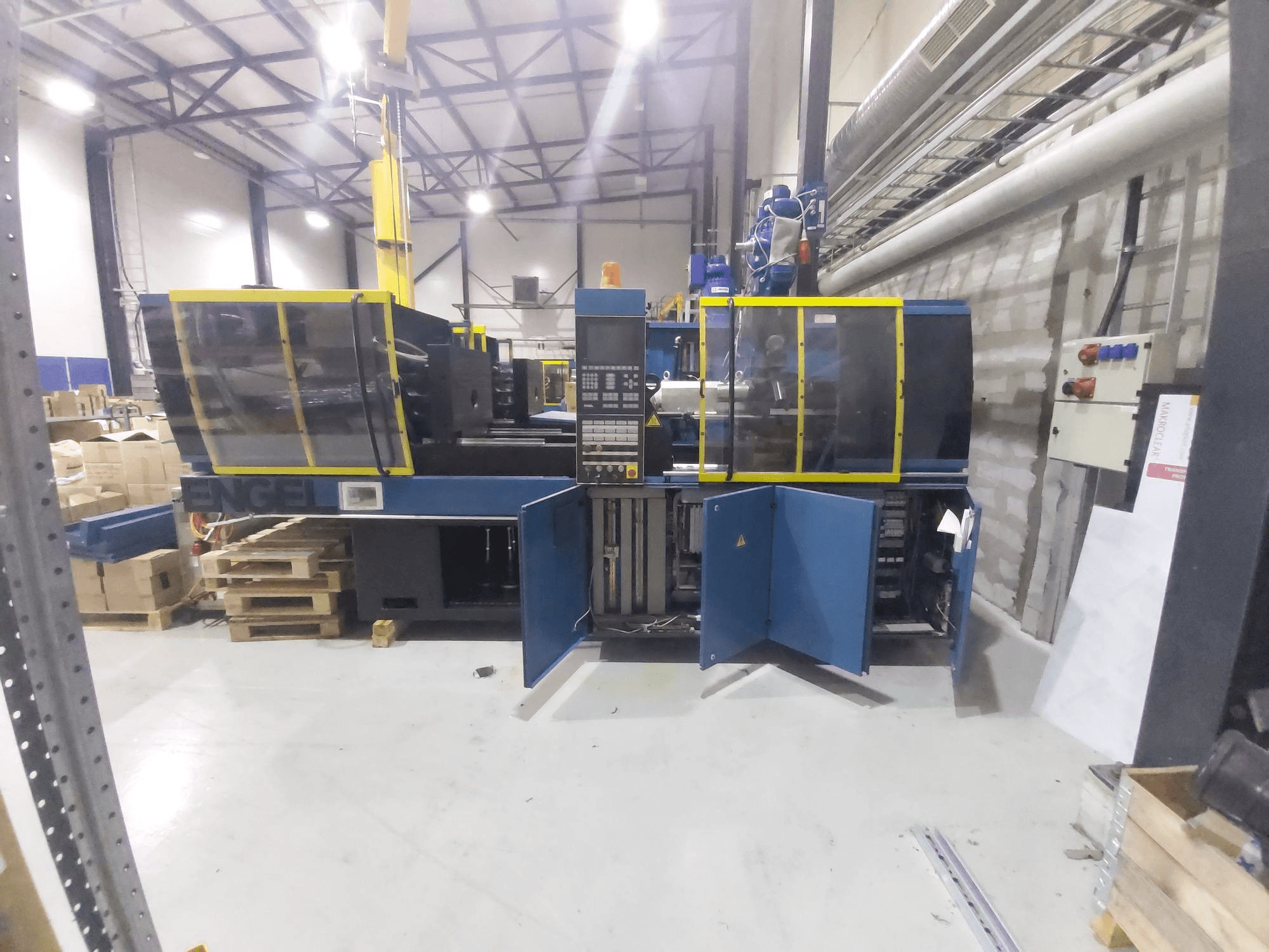 Čelní pohled na ENGEL ES 330/80 HL stroj