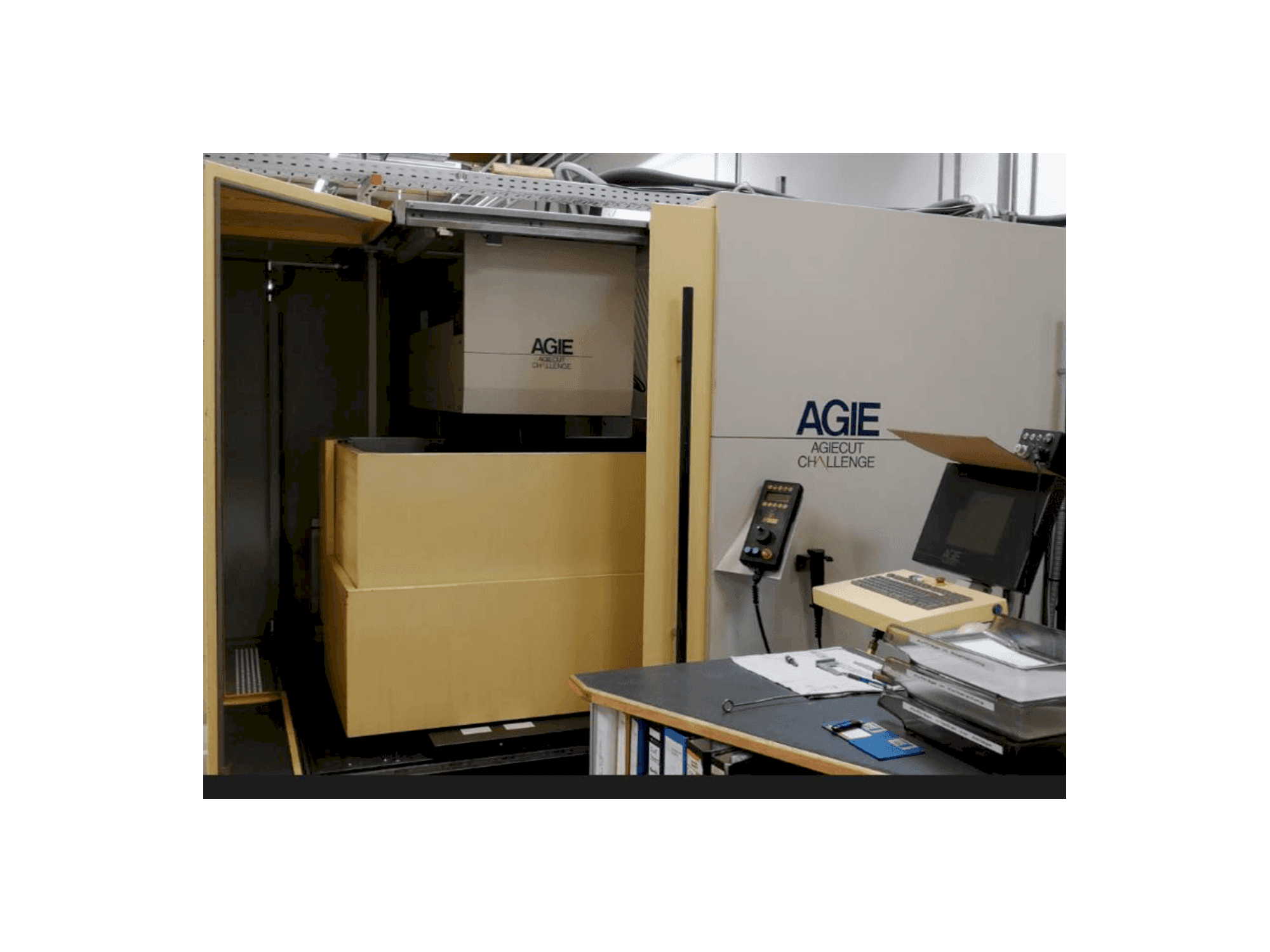 Čelní pohled na AGIE AGIECUT CHALLENGE 3 stroj