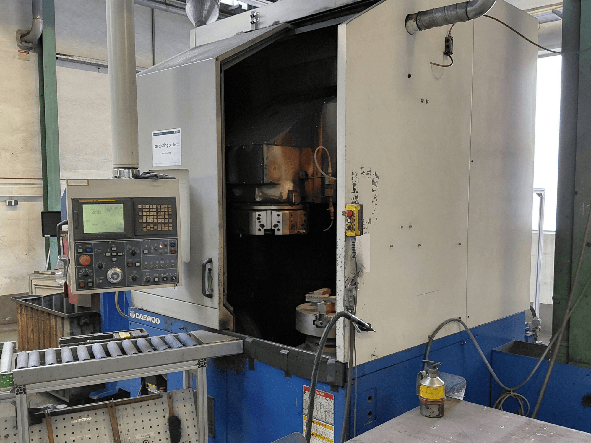 Vertikální soustruh Daewoo Puma V550, čelní pohled zobrazující ovládací panel, vřeteno a přípojku chladicí kapaliny.