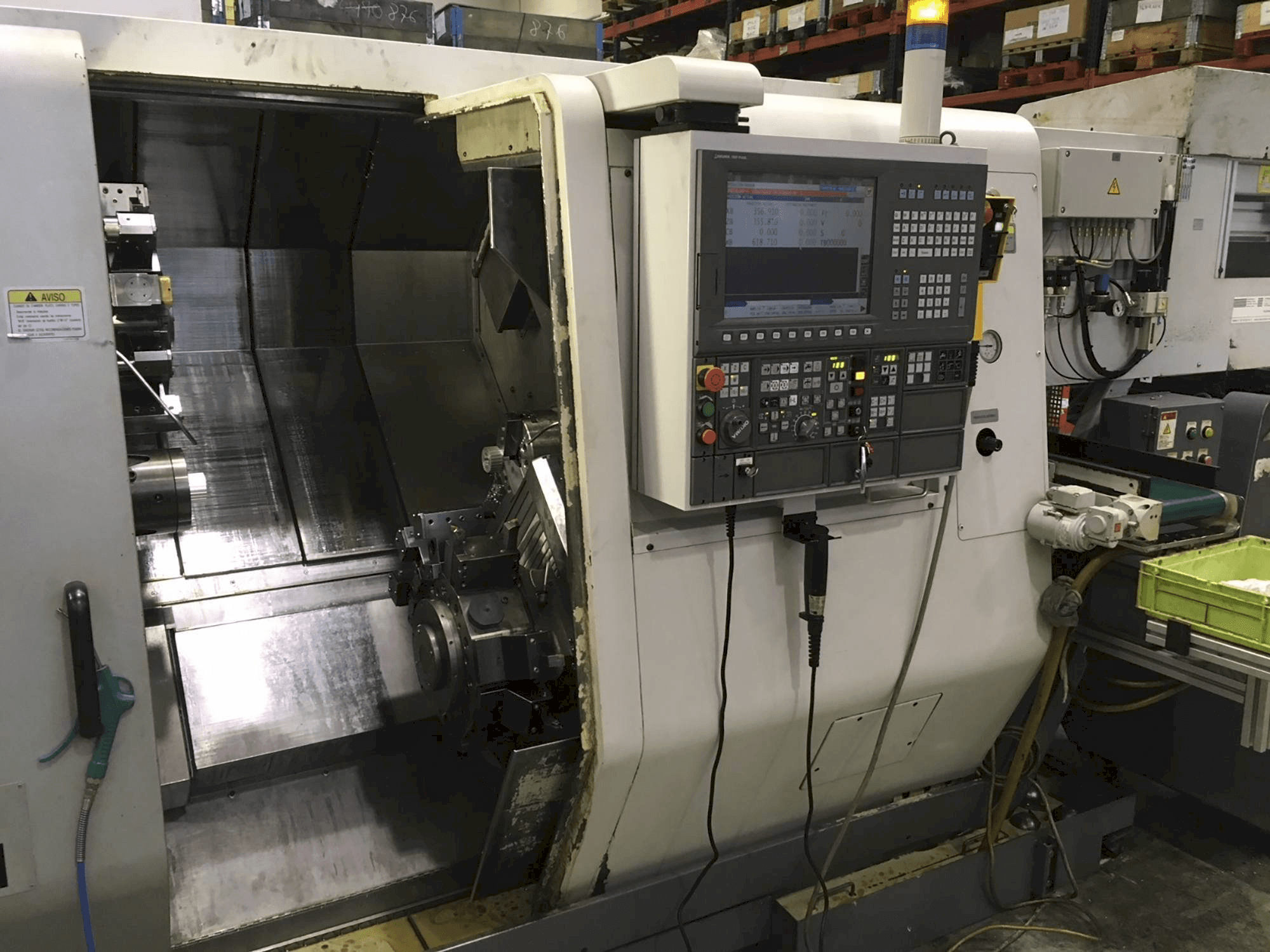 Čelní pohled na Okuma LT 200-MY stroj