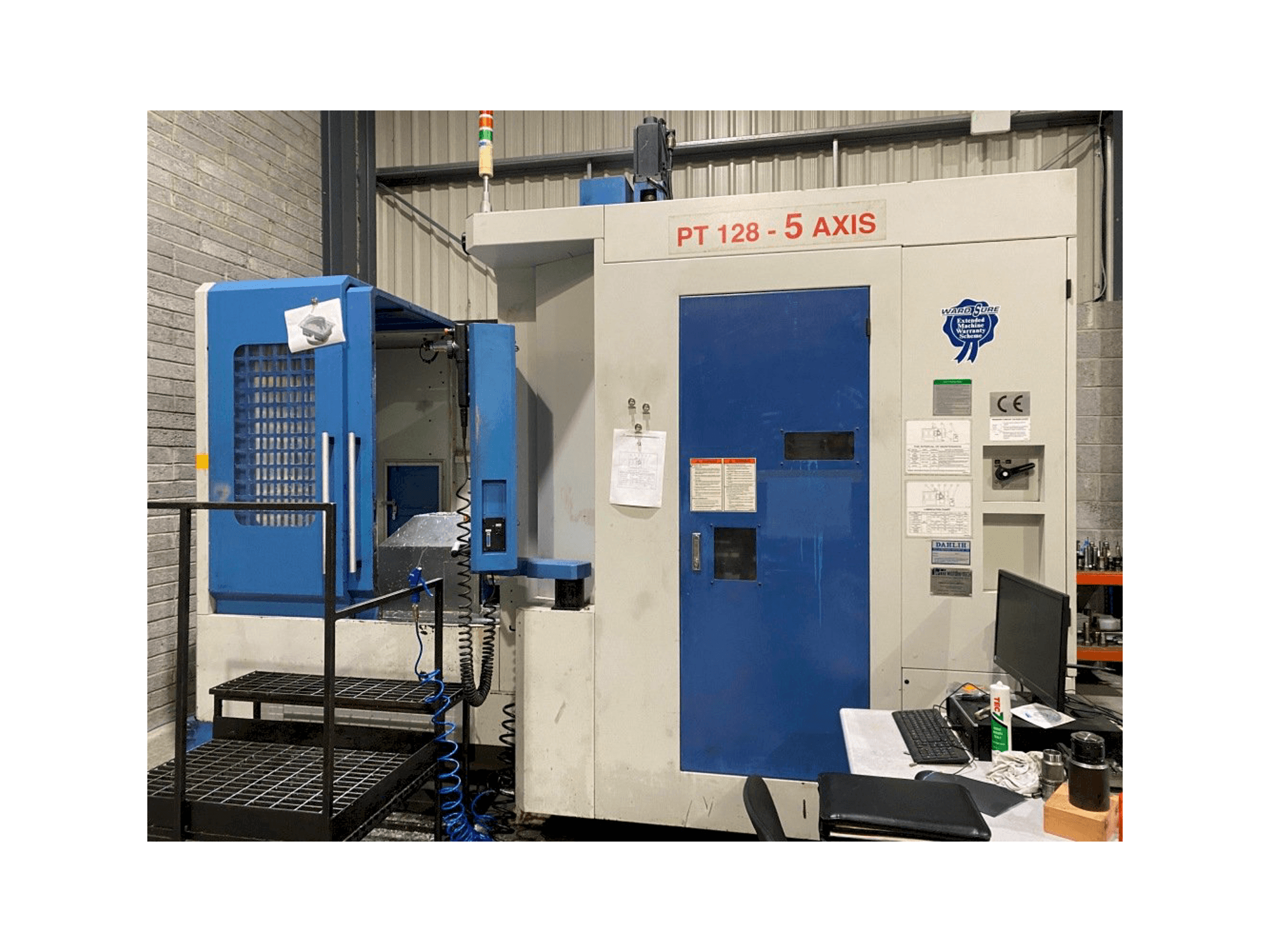 Čelní pohled na DAH LIH PT128 stroj