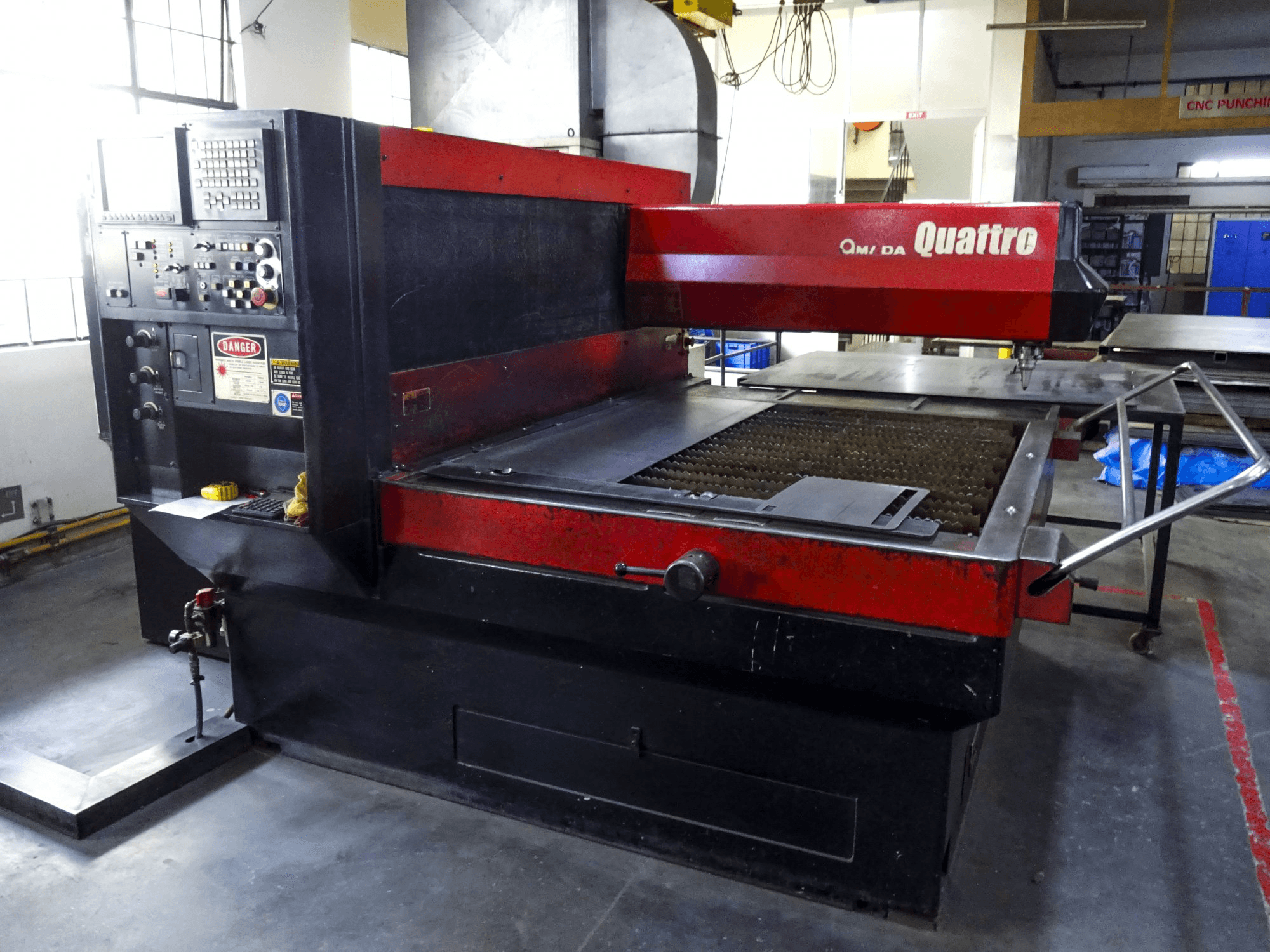 Čelní pohled na AMADA Quattro AF1000E stroj