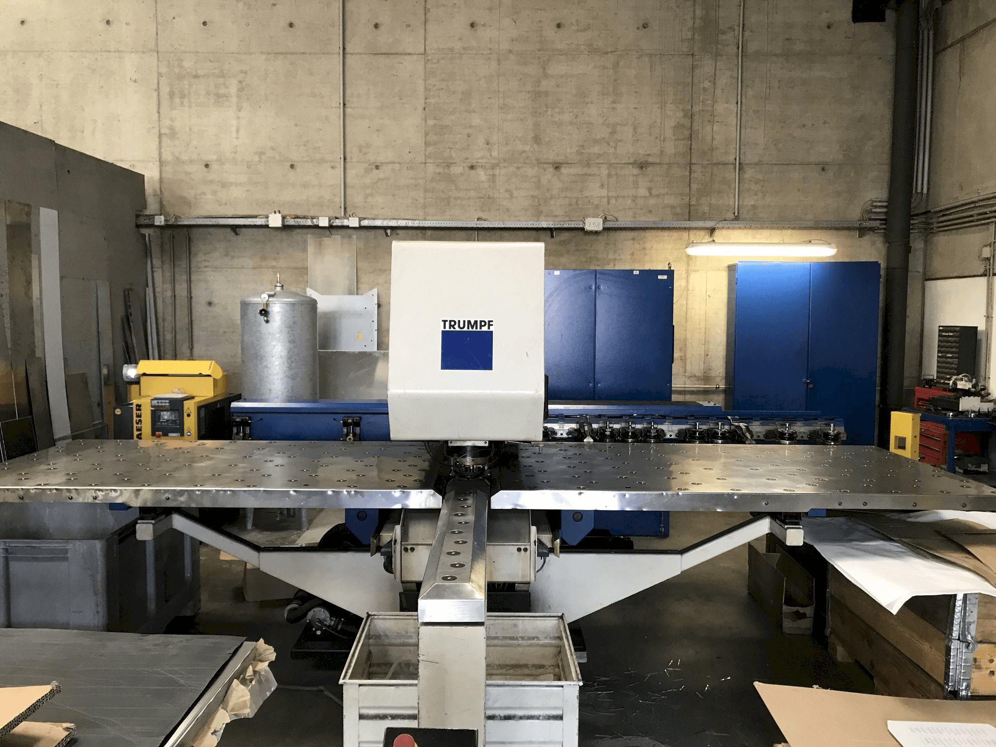 Čelní pohled na Trumpf Trumatic 200R stroj