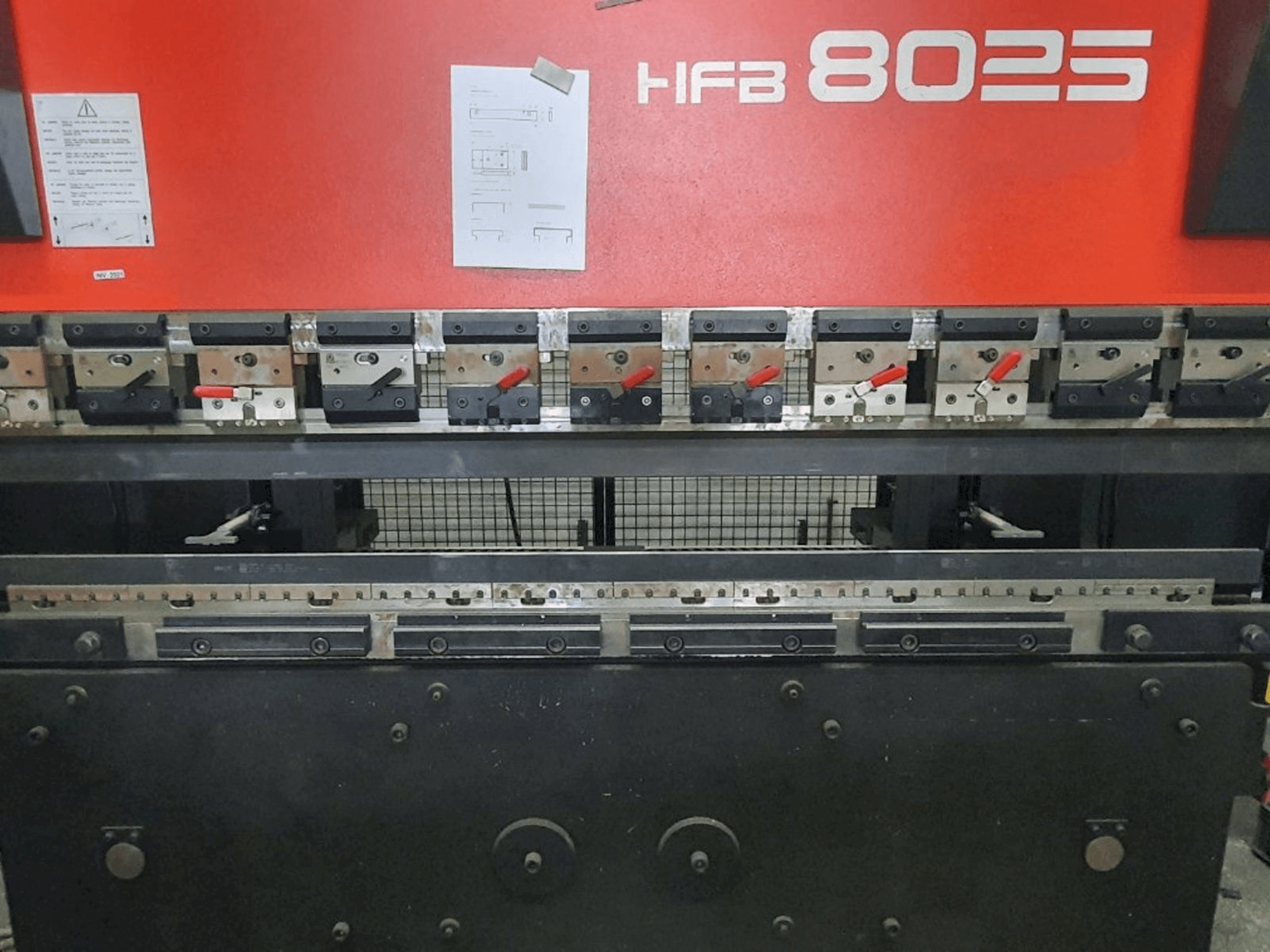 Čelní pohled na AMADA HFBO 80-25 stroj