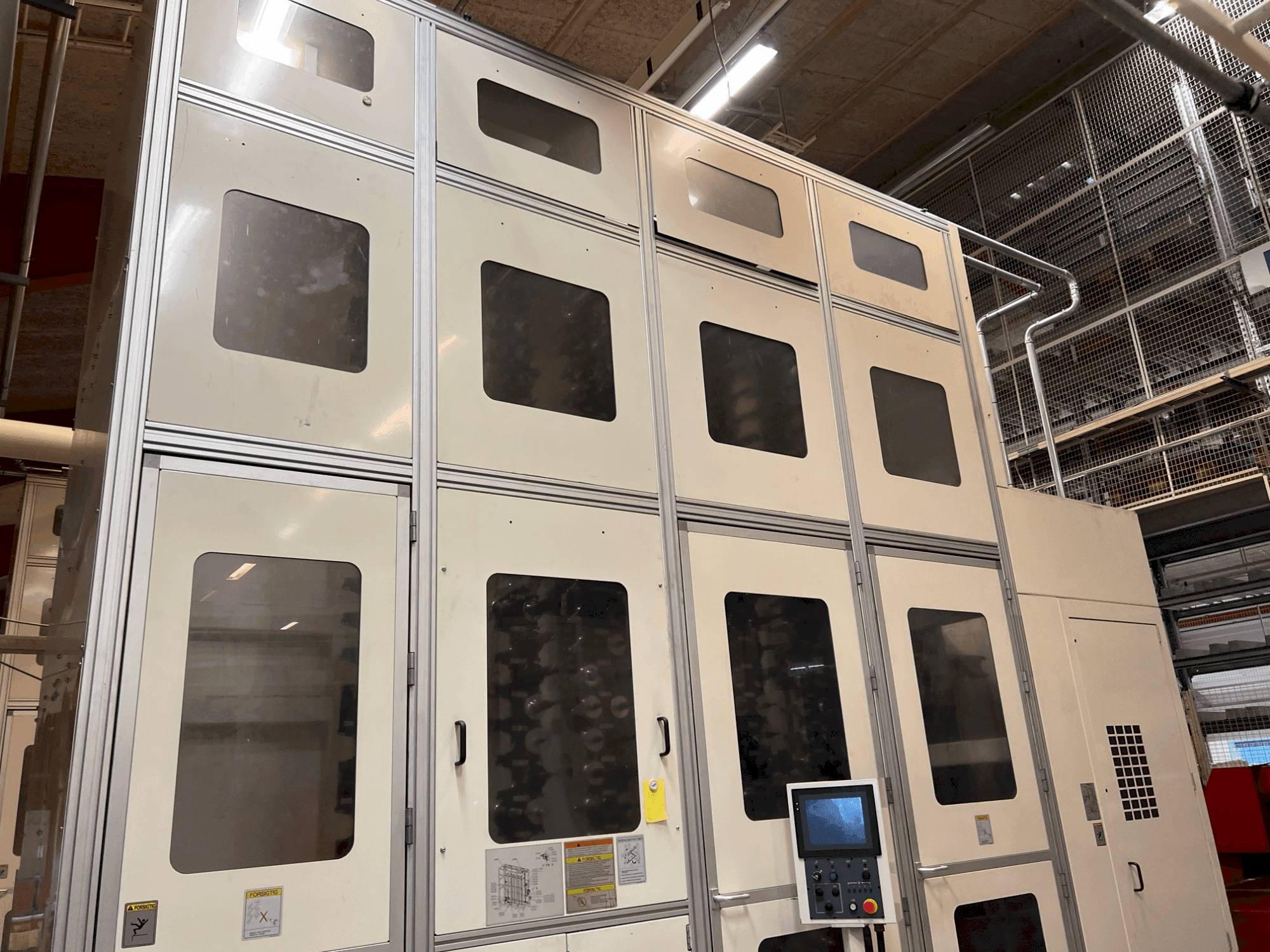 Levý pohled na Okuma MA-800H stroj