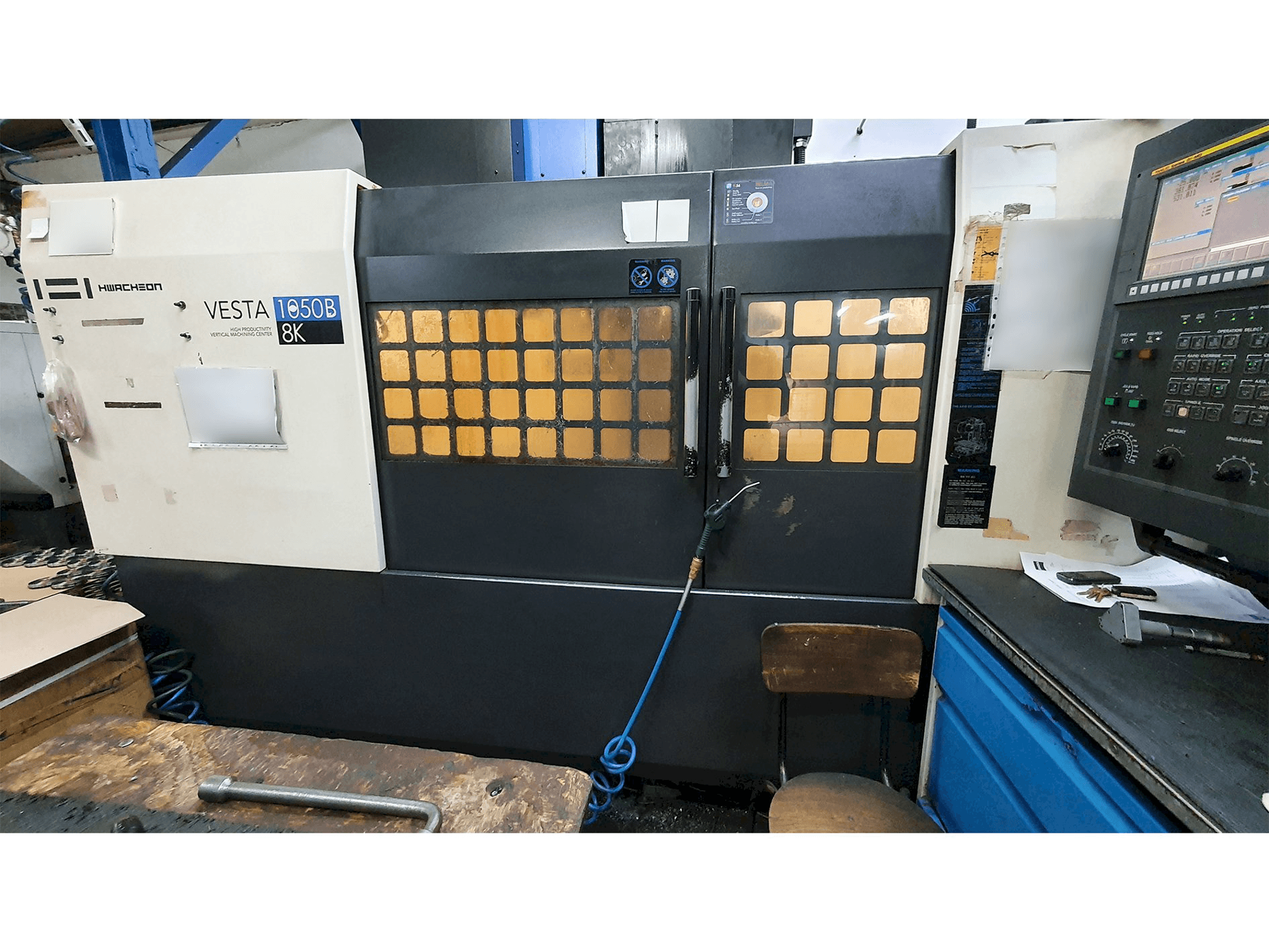 Čelní pohled na HWACHEON VESTA-1050B stroj