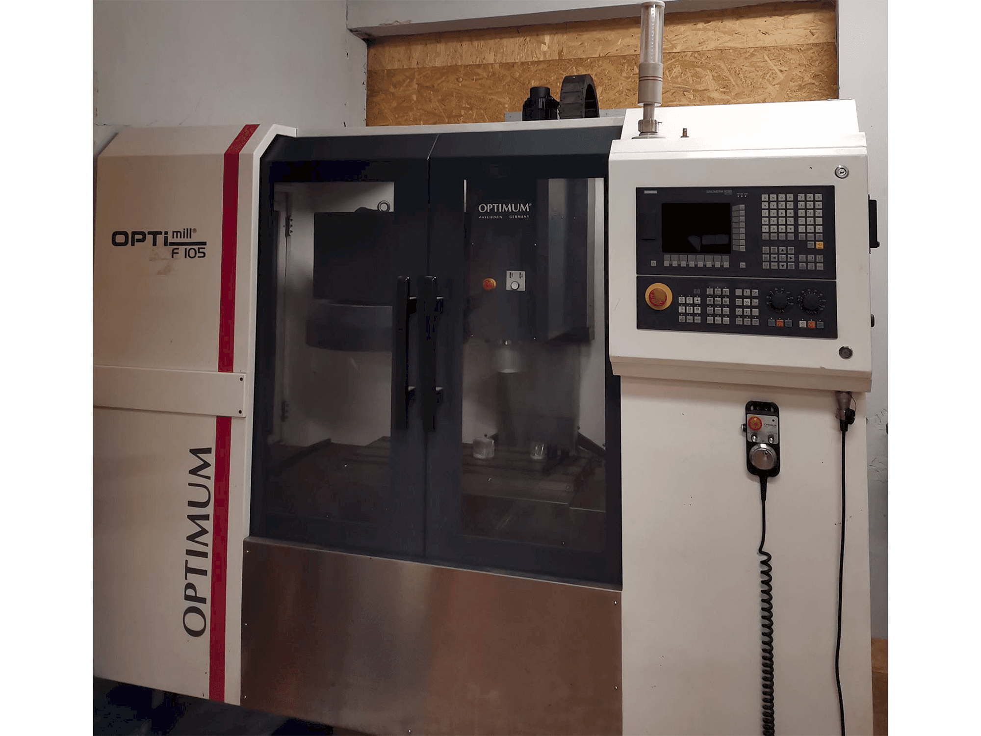 Čelní pohled na Optimum F105 stroj