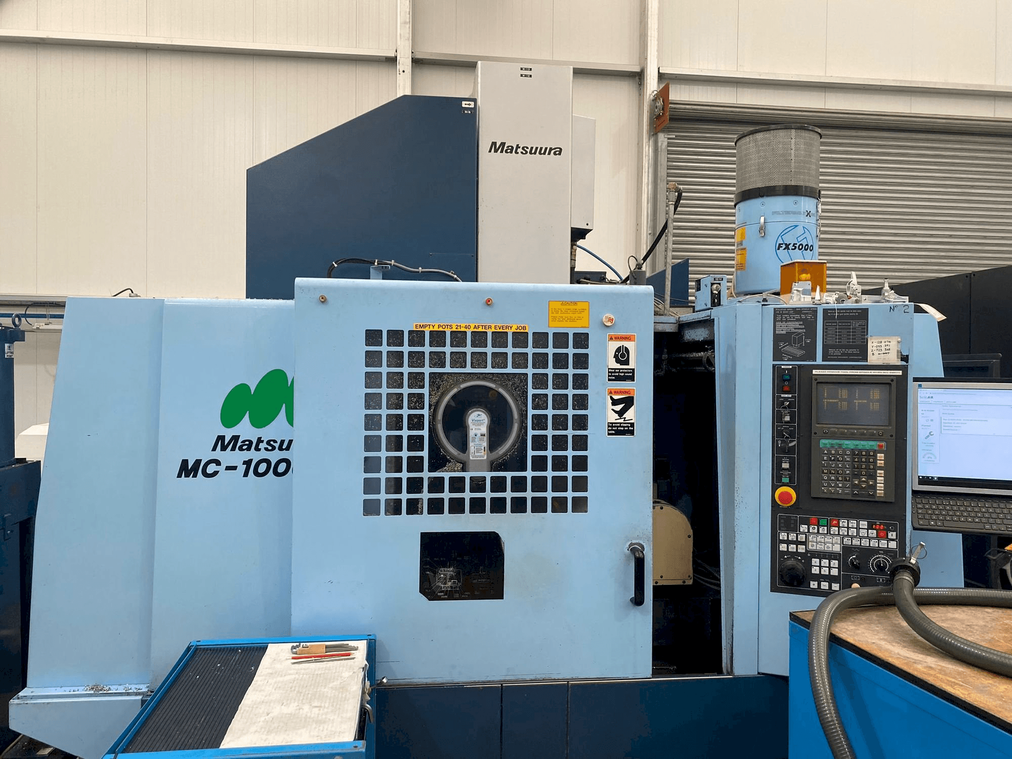 Čelní pohled na Matsuura MC-1000 VGX stroj