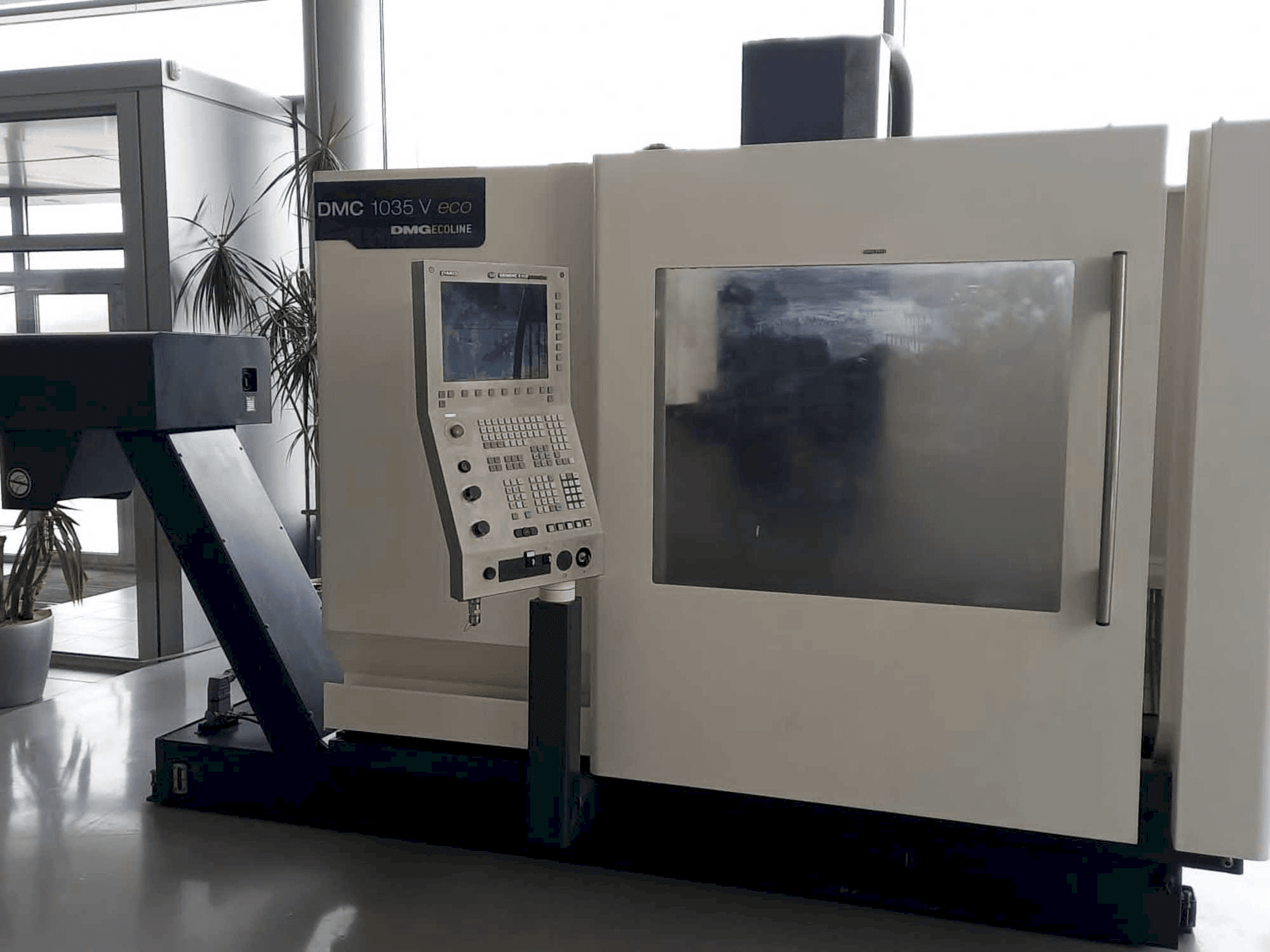 Čelní pohled na DMG DMC 1035 V eco stroj