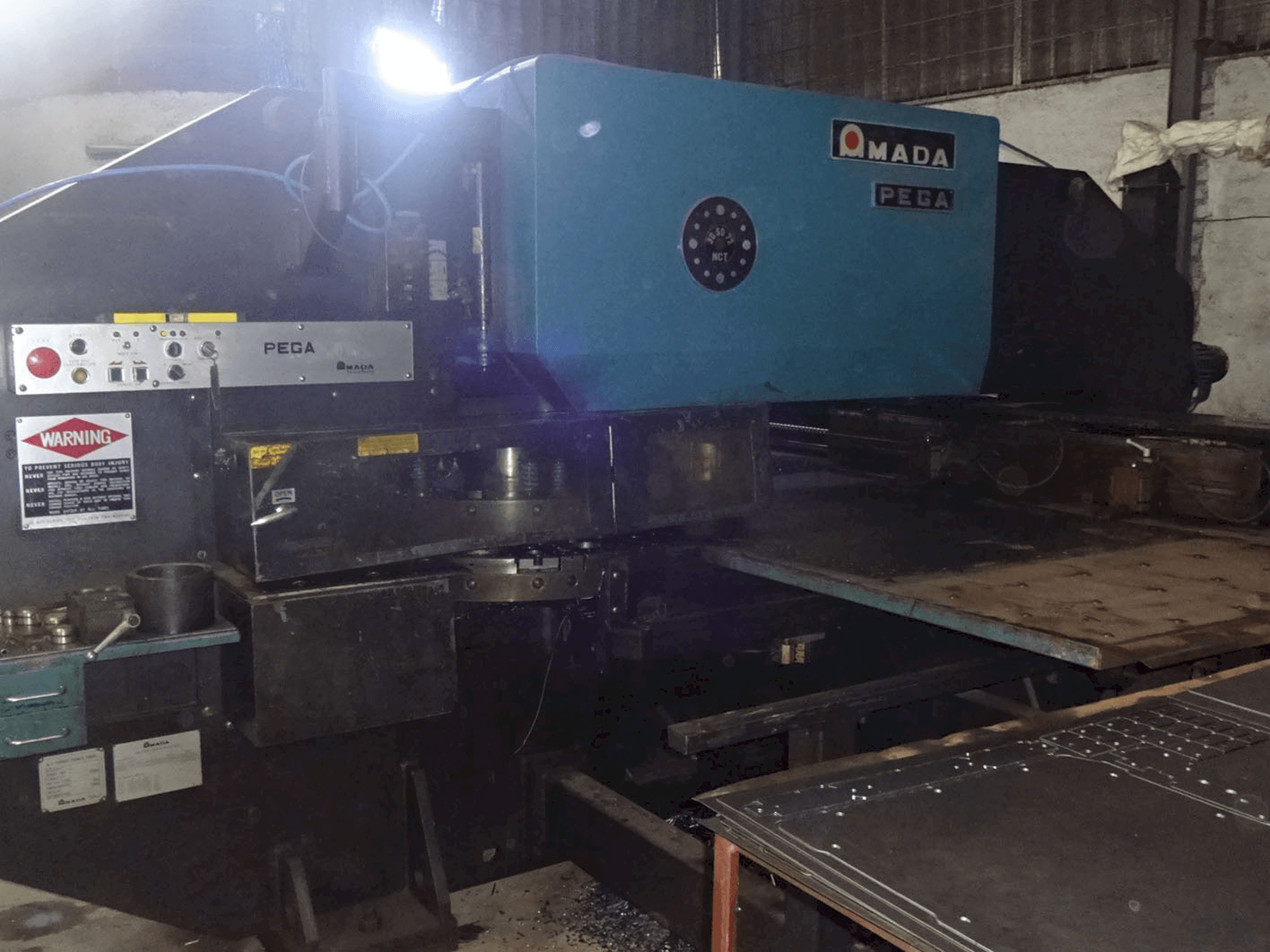 Levý pohled na AMADA PEGA 305072 stroj