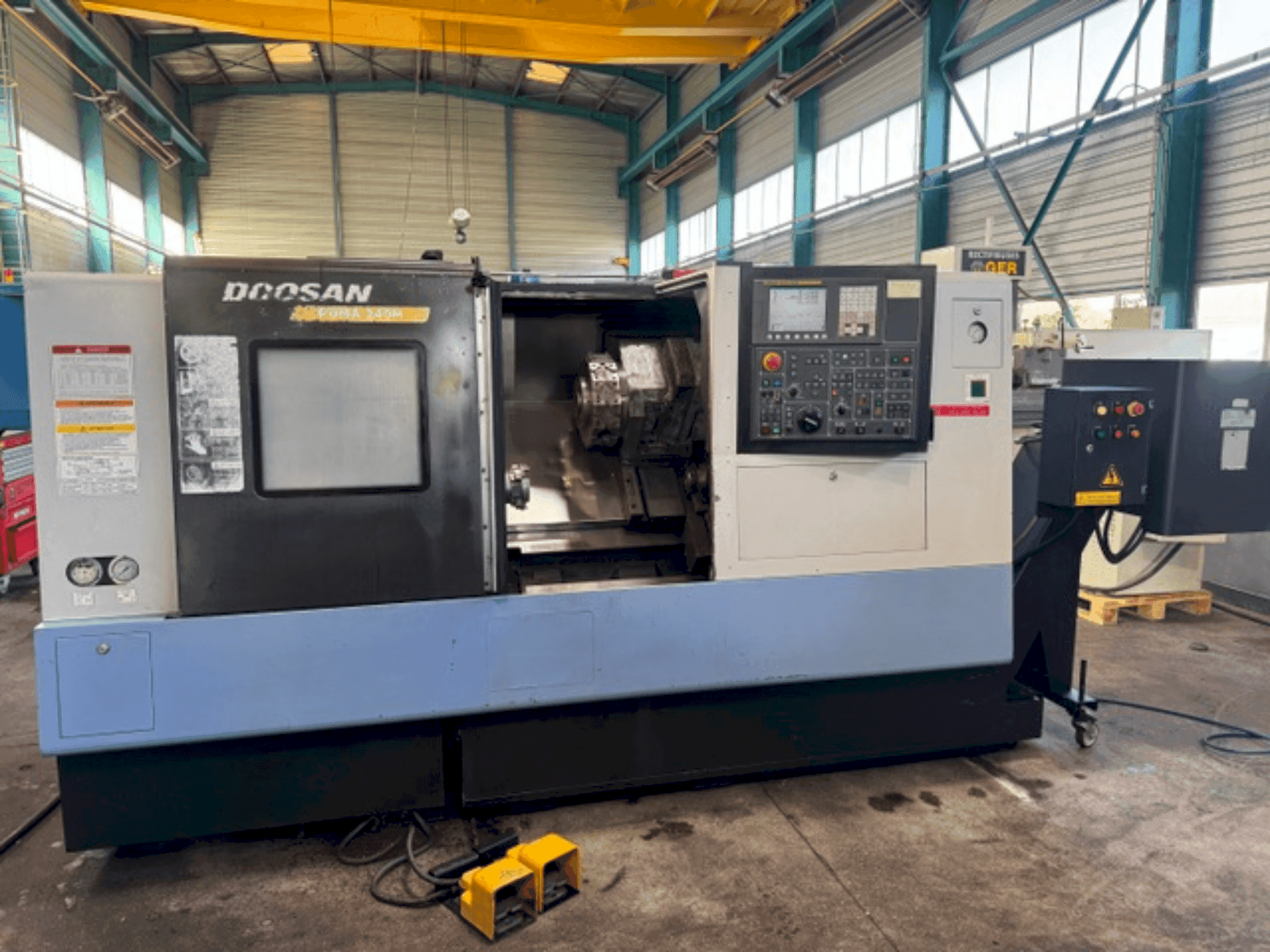 Čelní pohled na DOOSAN PUMA 240MB stroj