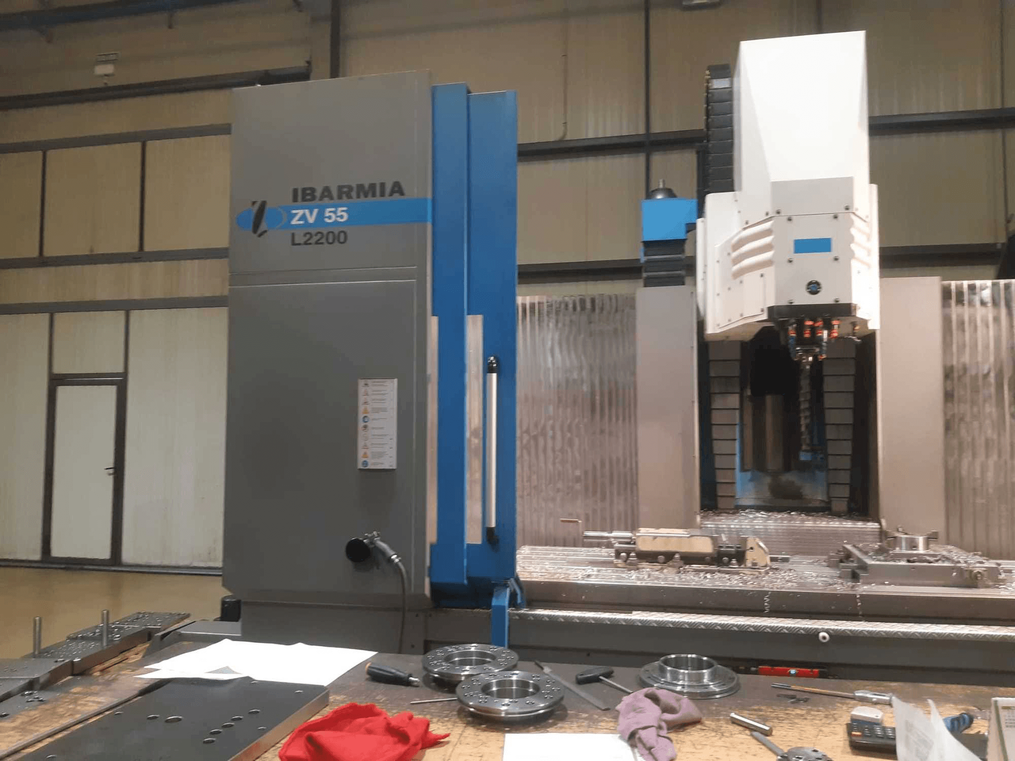 Čelní pohled na IBARMIA ZV55 L2200 stroj