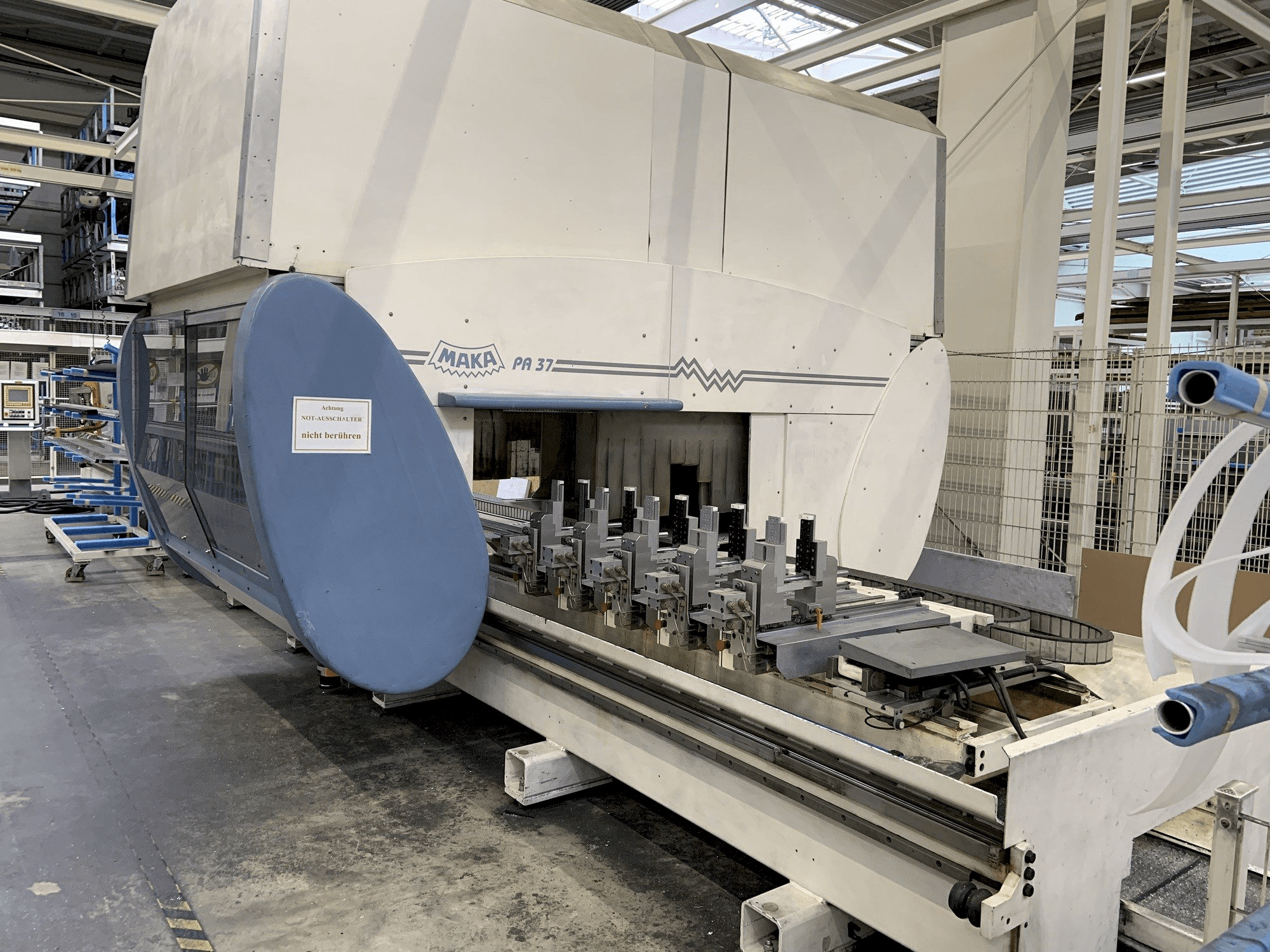 Čelní pohled na MAKA PA37 stroj