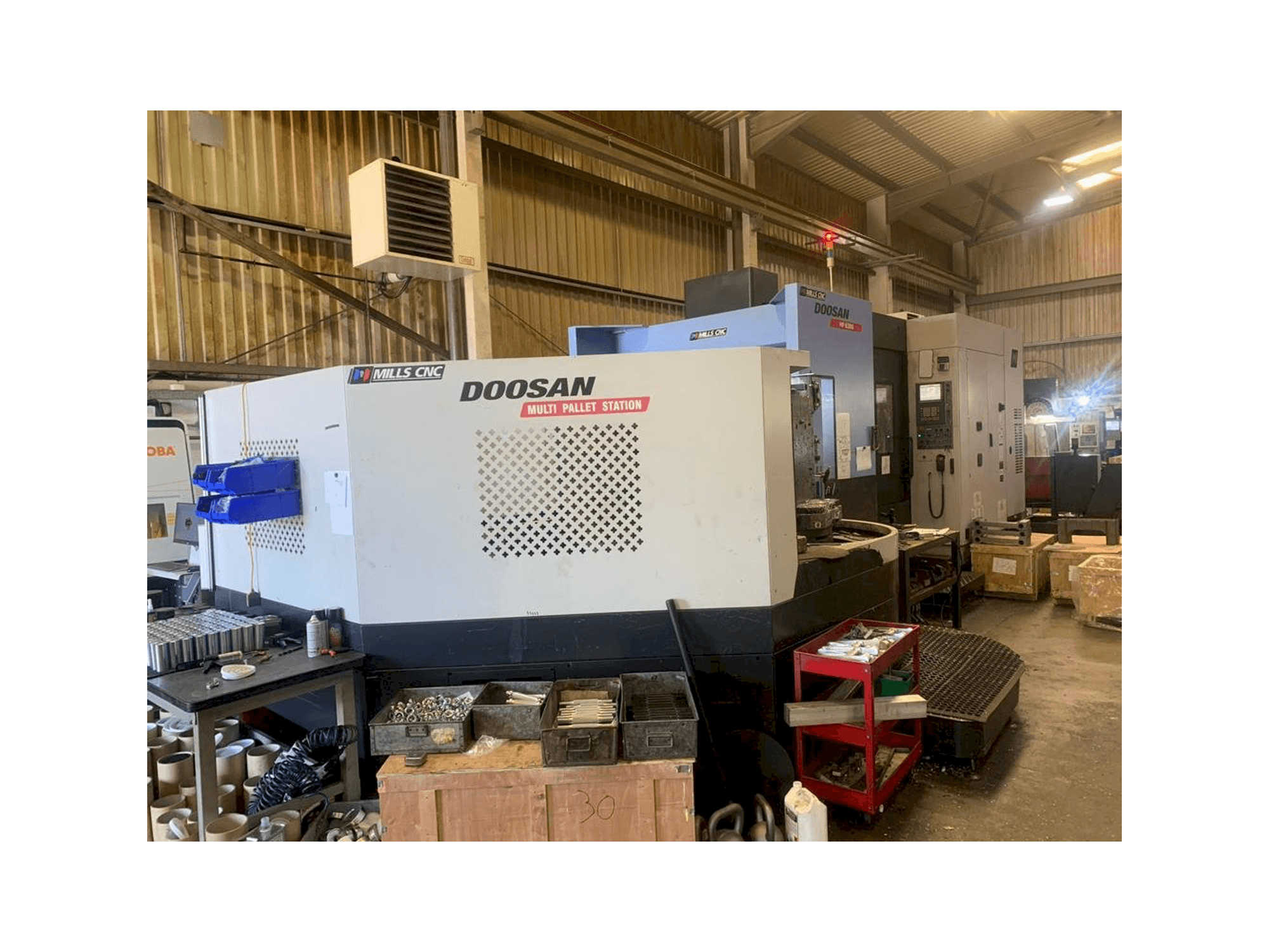 Čelní pohled na Doosan HP 6300 stroj