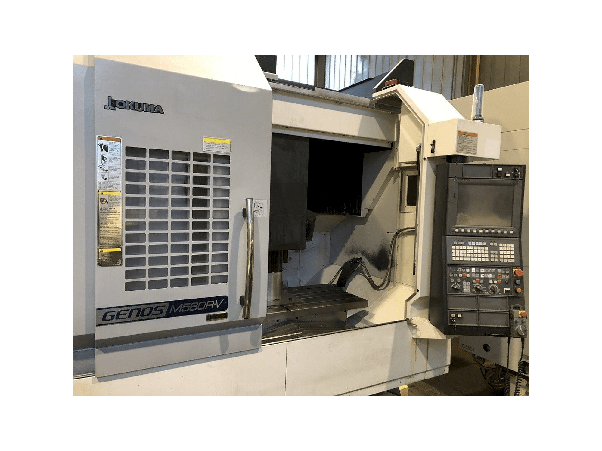 Čelní pohled na Okuma Genos M560R-V stroj