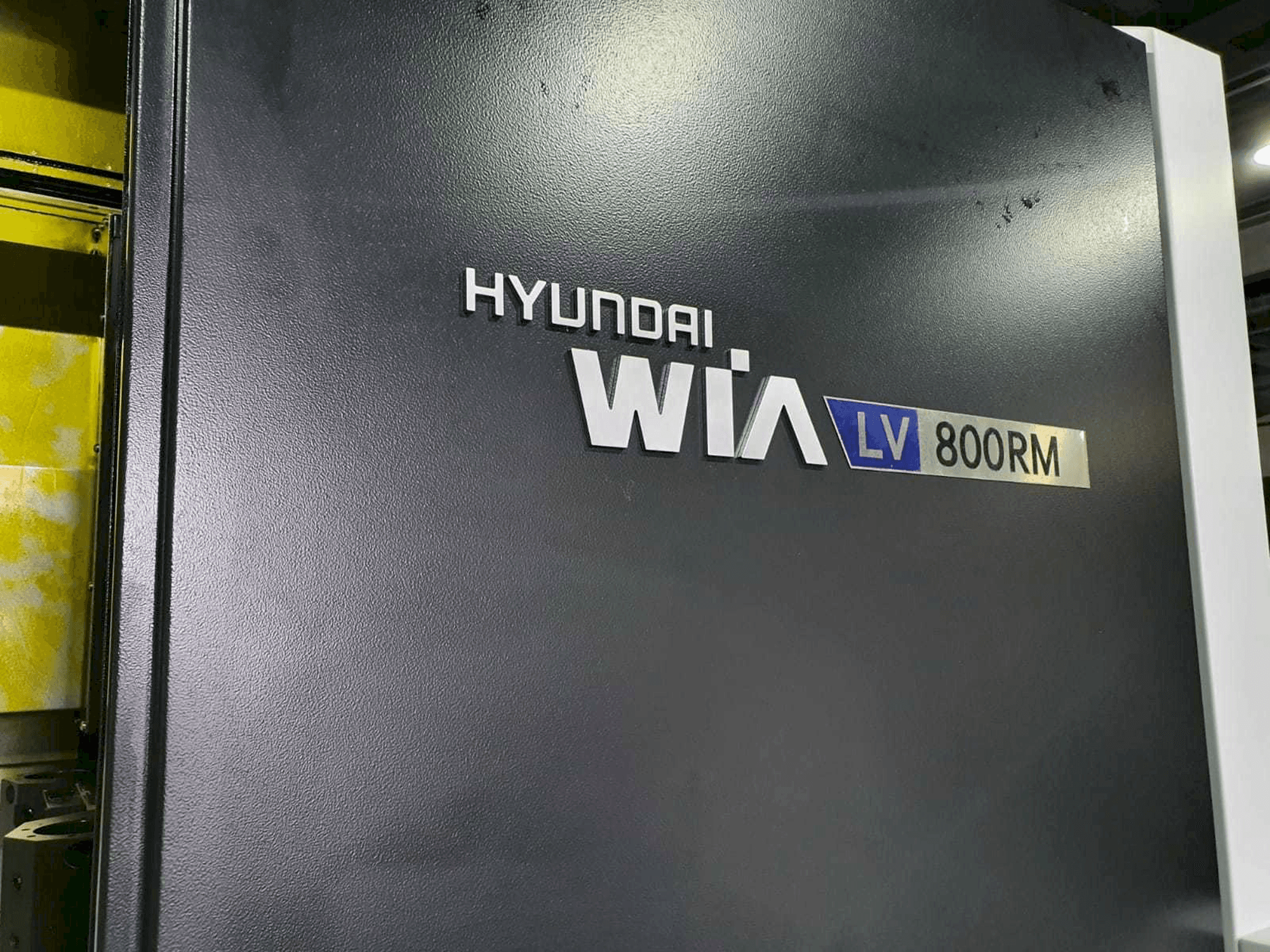 Čelní pohled na Hyundai Wia LV800RM stroj