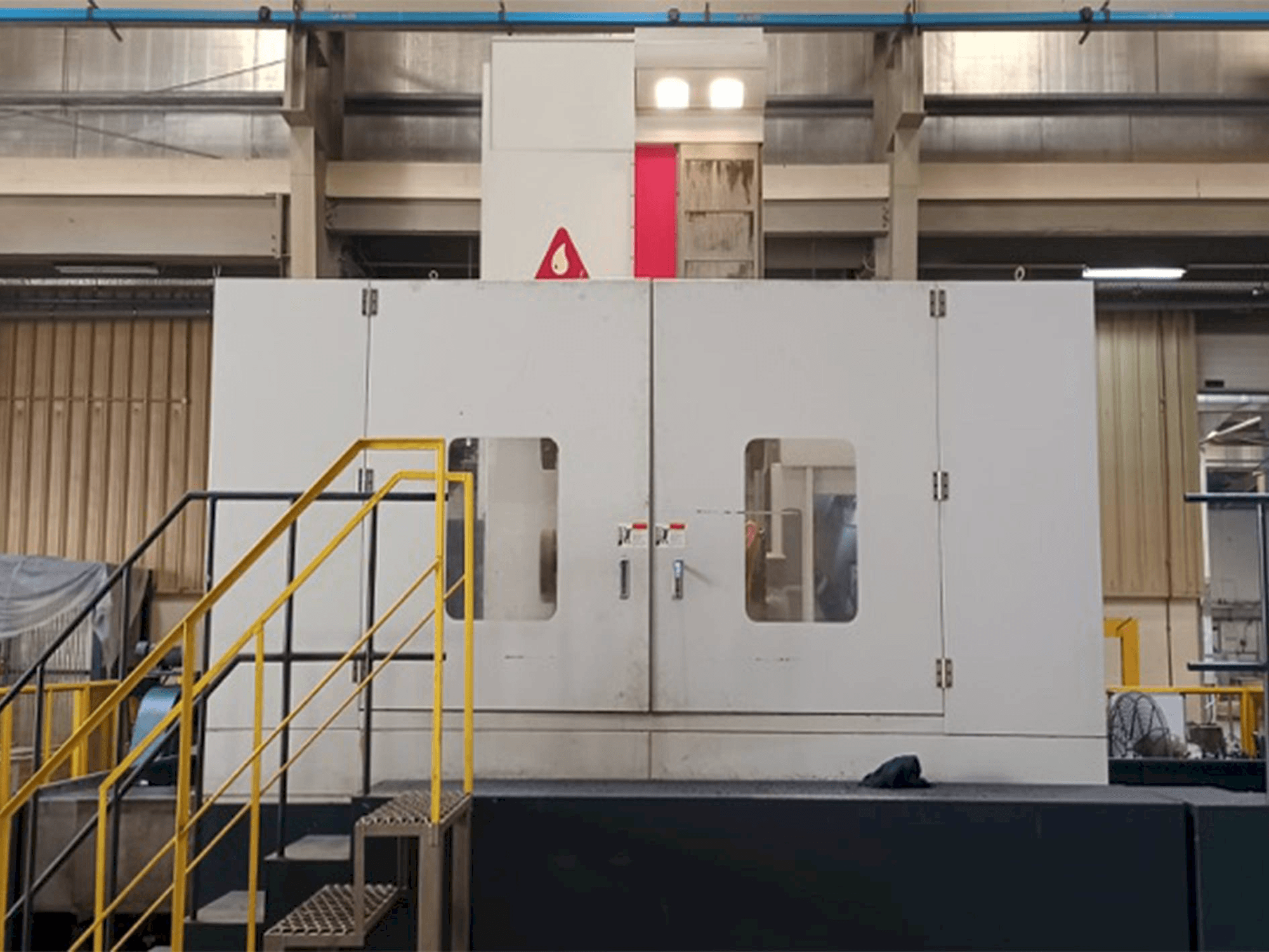 Čelní pohled na YOU JI HBM130/3022 stroj