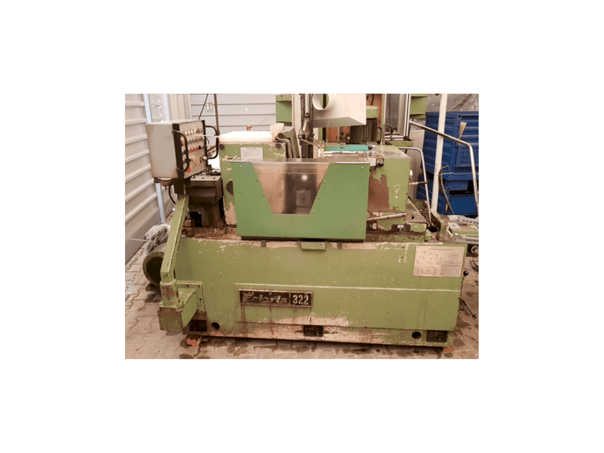 Čelní pohled na Estarta 322 stroj