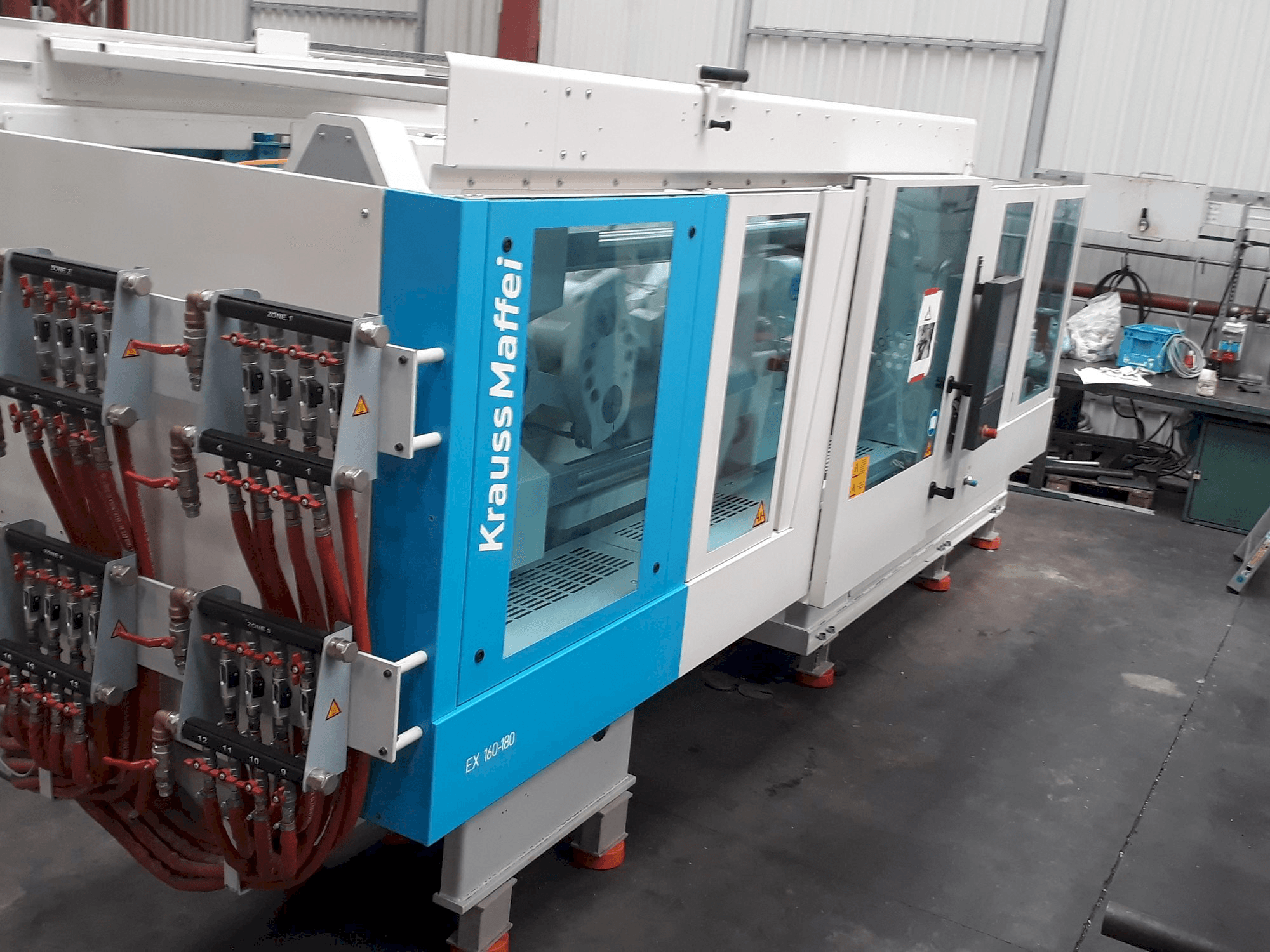 Levý boční pohled na Krauss Maffei 160-180 EX stroj