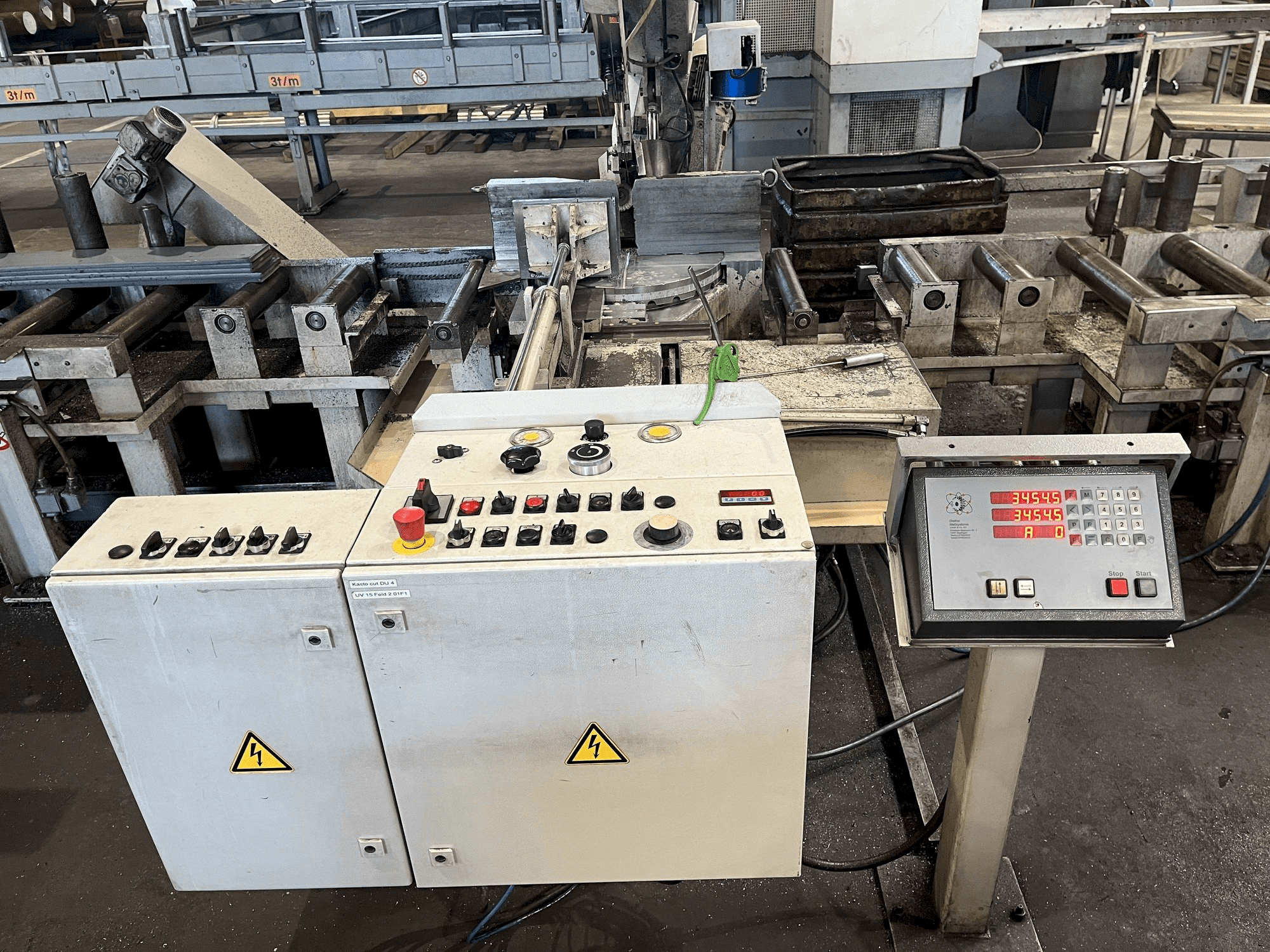 Čelní pohled na KASTO cut DU 4 stroj