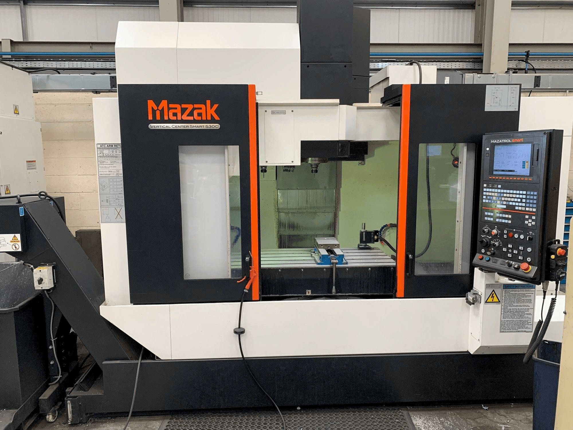 Čelní pohled na Mazak Smart 530C stroj