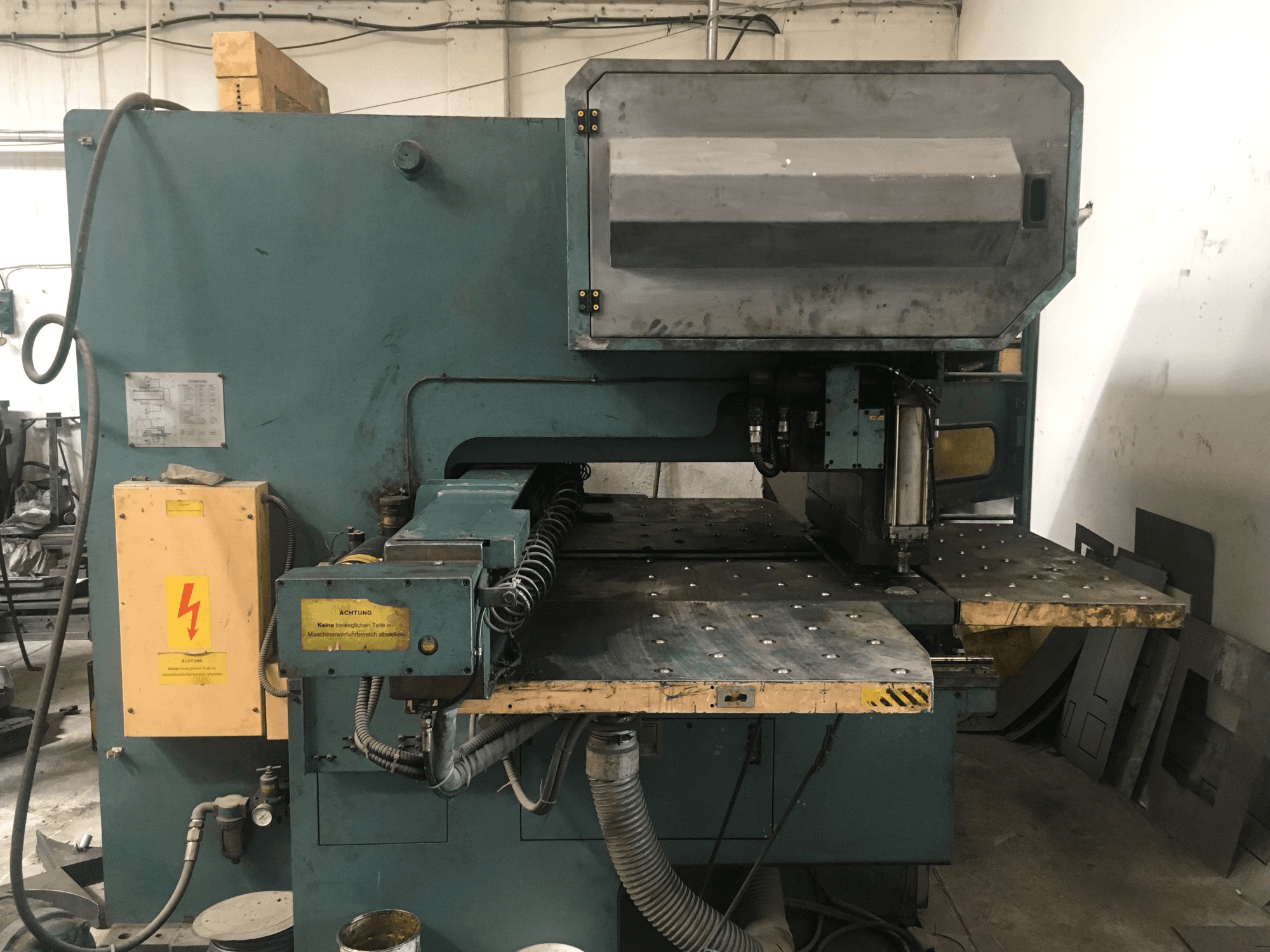 Čelní pohled na AMADA OCTO-334 stroj