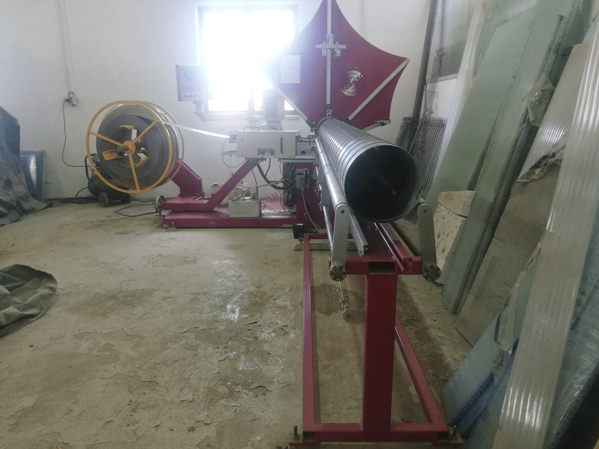 Čelní pohled na Tormec Tubo-S stroj