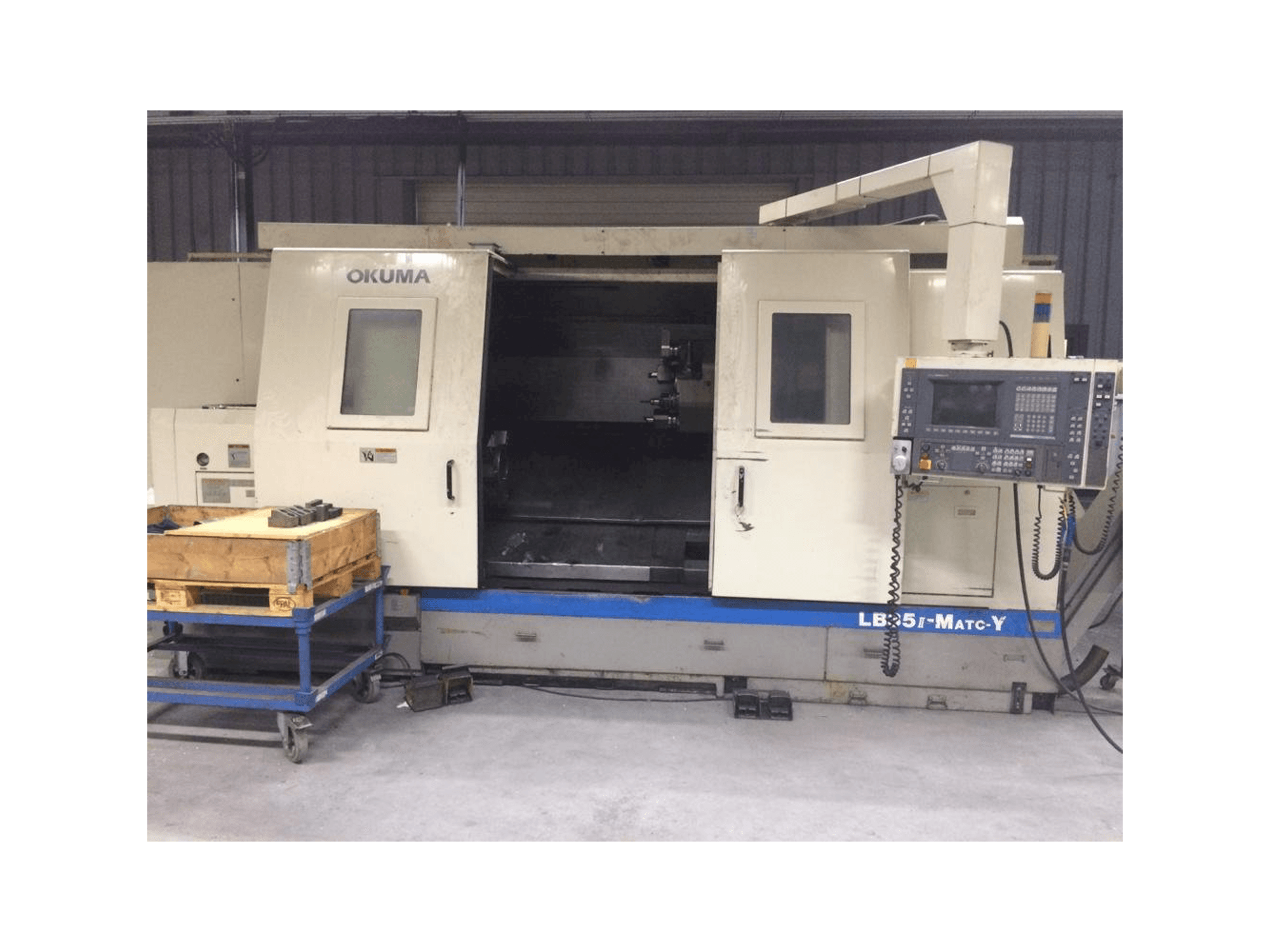 Čelní pohled na Okuma LB35 II stroj