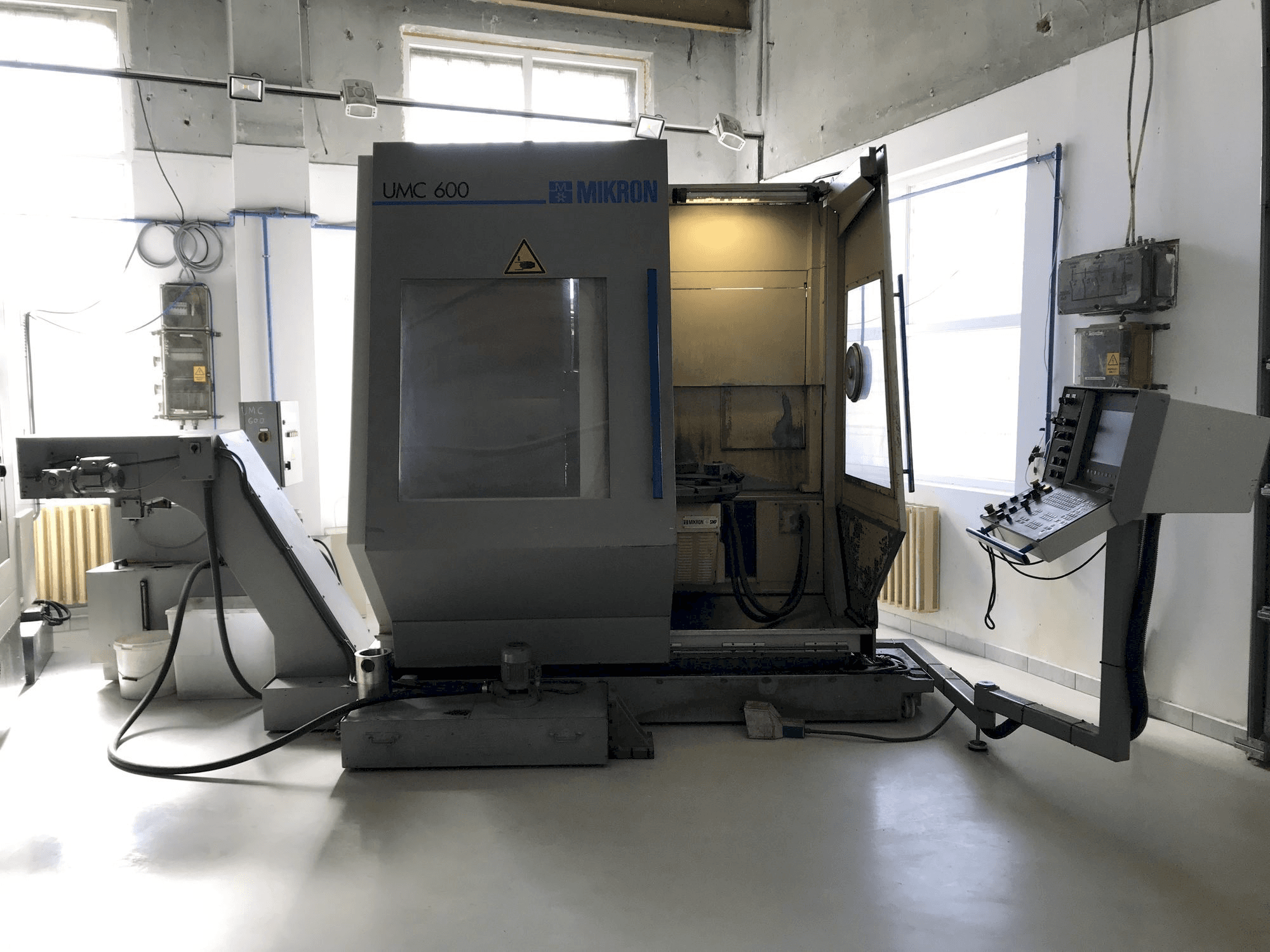 Čelní pohled na MIKRON UMC 600 stroj