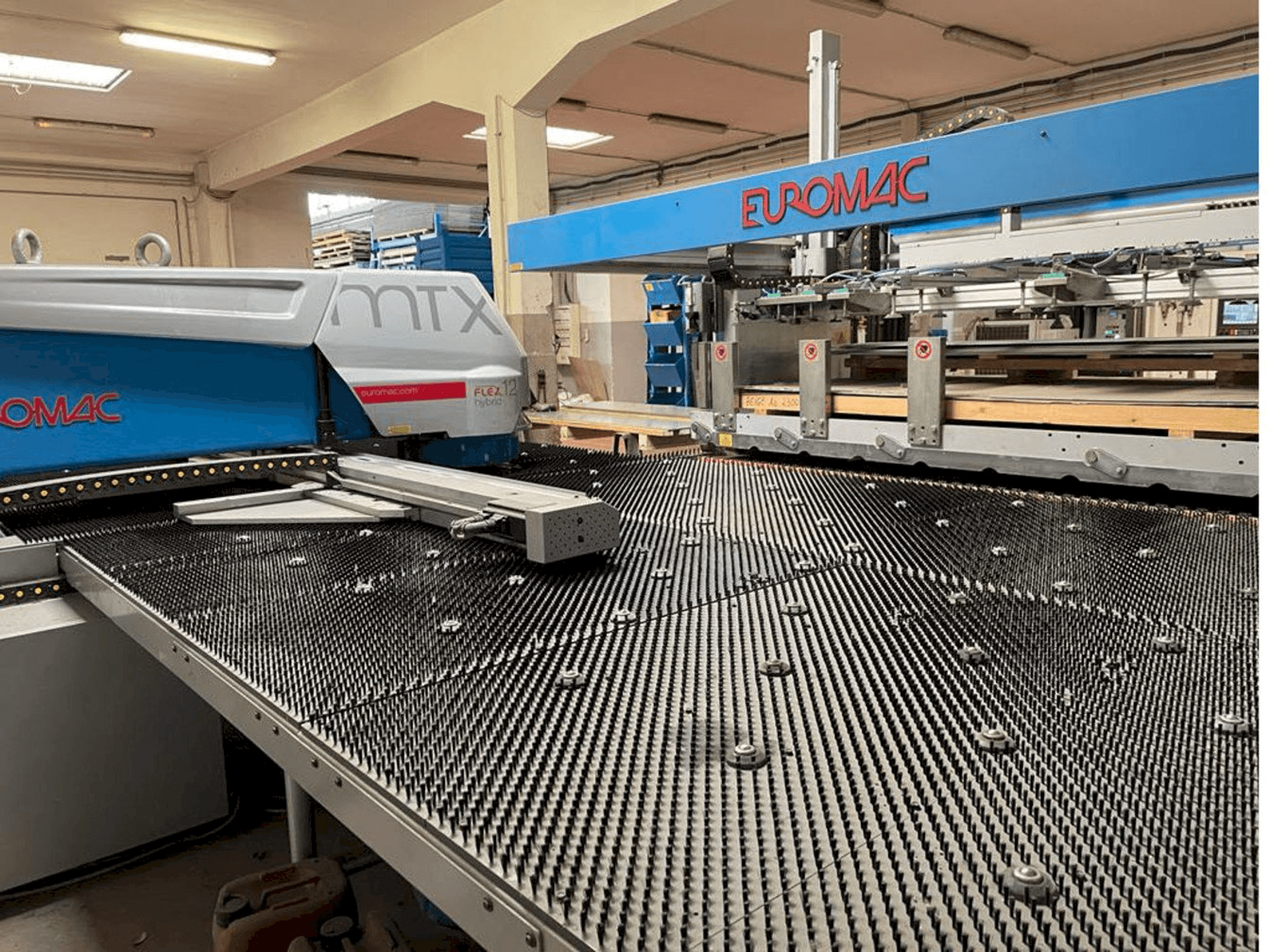 Čelní pohled na Euromac MTX Flex 12 Hybrid stroj