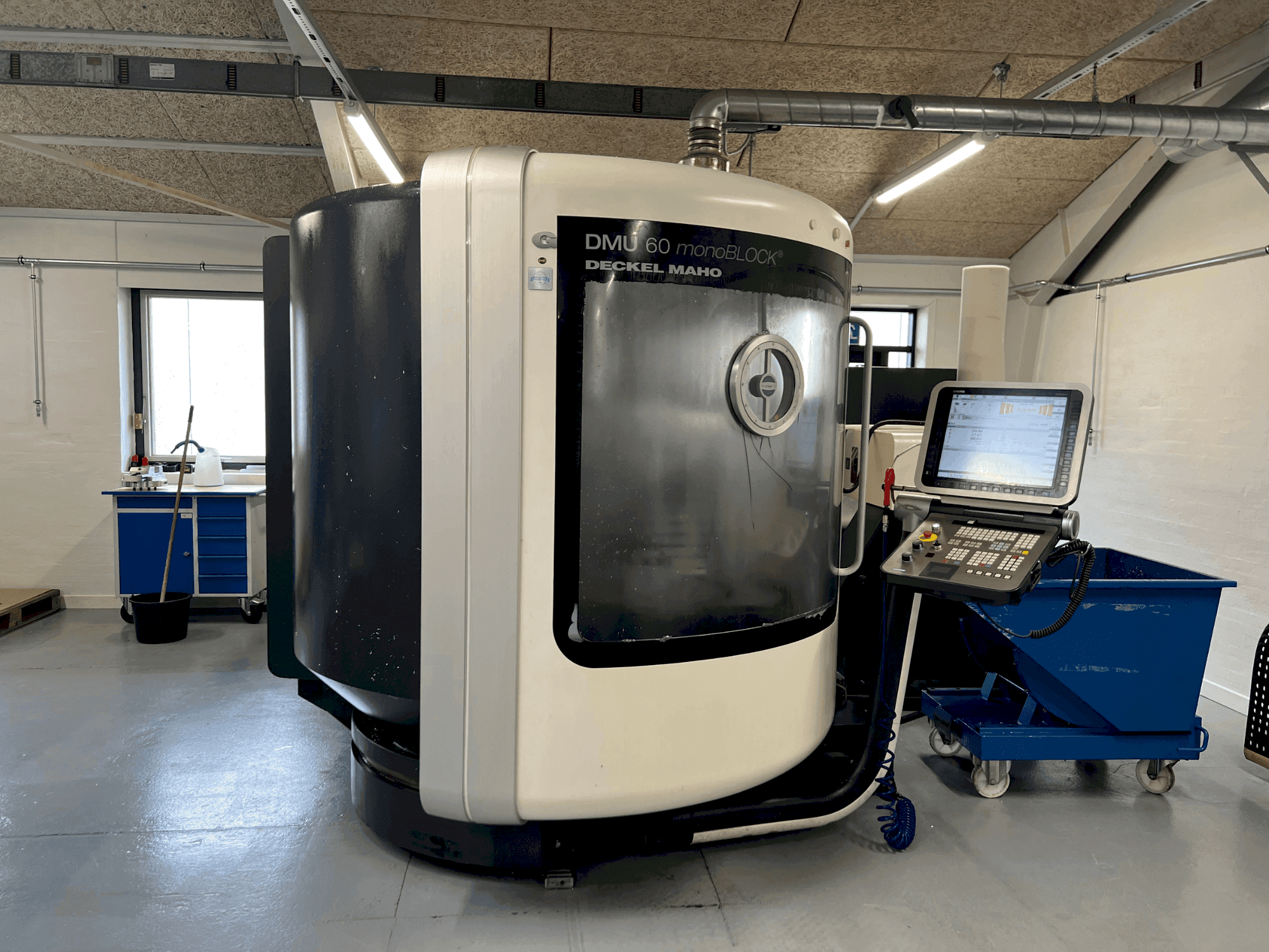 Čelní pohled na DMG MORI DMU 60 monoBLOCK stroj