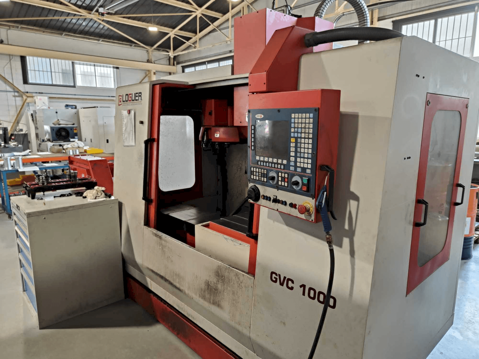 Čelní pohled na LAGUN GVC 1000 stroj