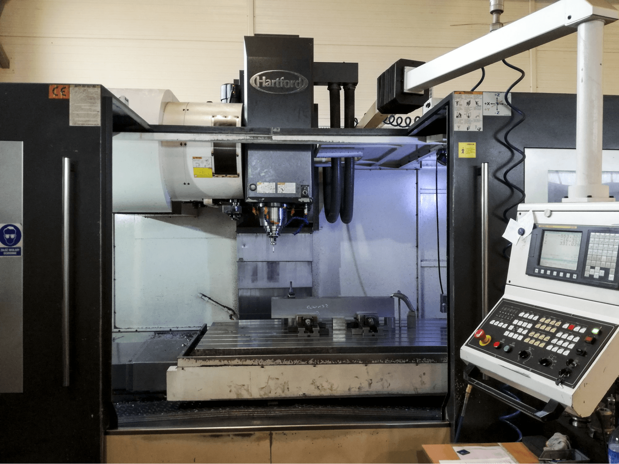 Čelní pohled na Hartford HCMC-18 stroj