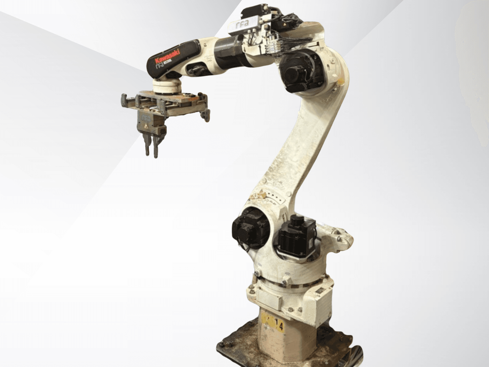 Robotické rameno Kawasaki E42F-A001 v bočním pohledu, na jehož konci je připojeno chapadlo. Viditelné otočné klouby a napájecí konektory.