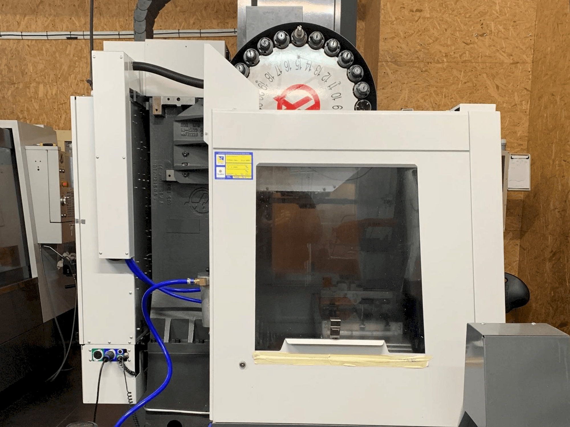 Čelní pohled na HAAS VF-2EU stroj