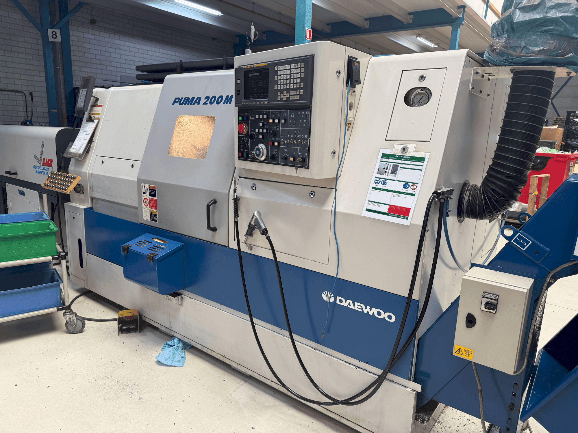 Čelní pohled na DAEWOO Puma 200 LMC stroj