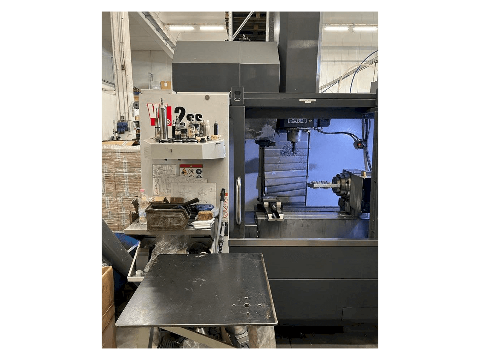 Čelní pohled na HAAS VF-2SS stroj