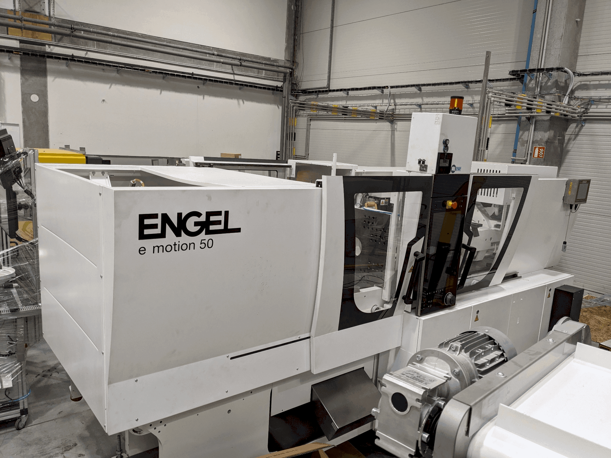 Čelní pohled na Engel e-motion 170/50 TL stroj