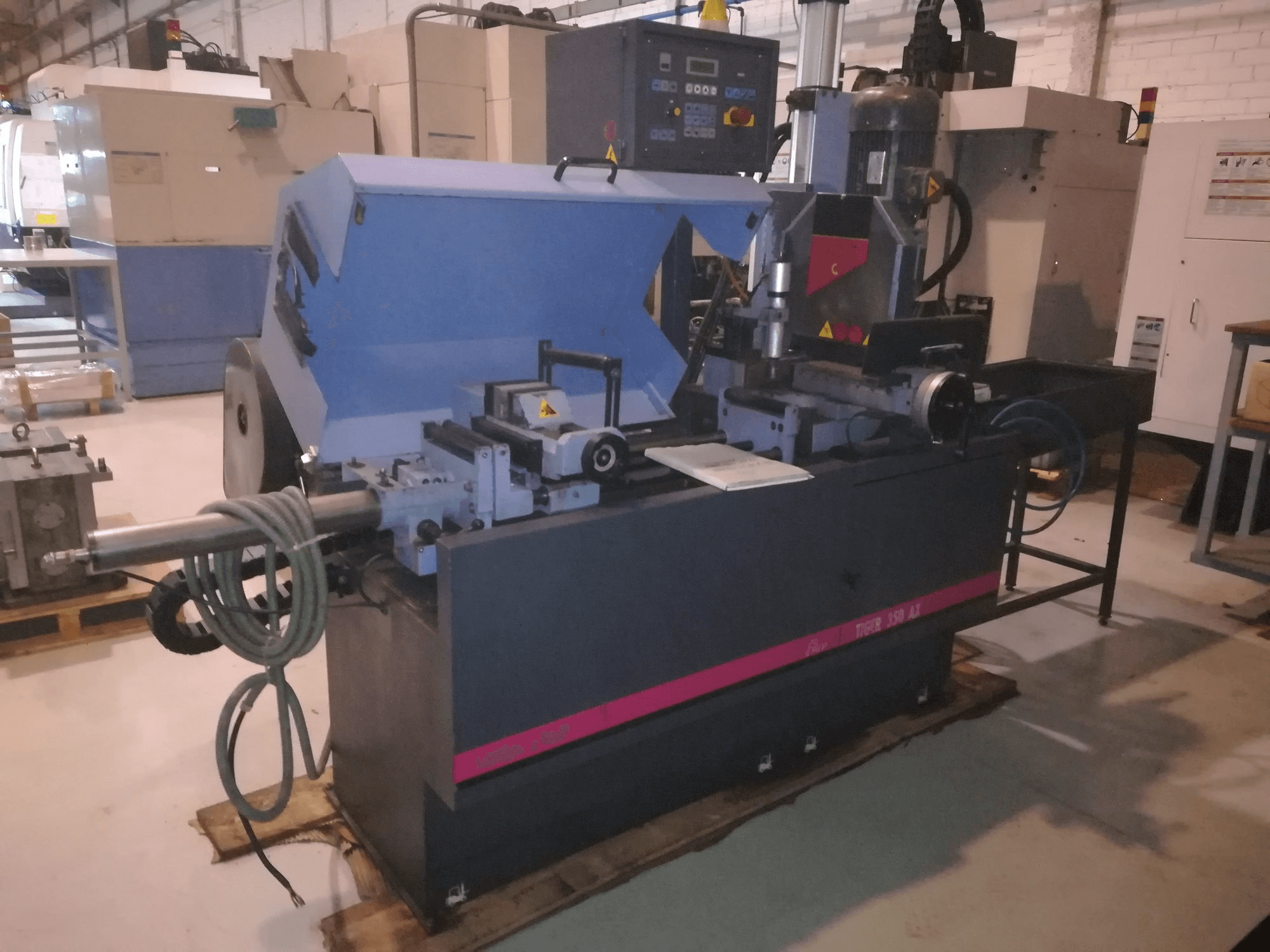 Čelní pohled na MEP TIGER 350 AX stroj