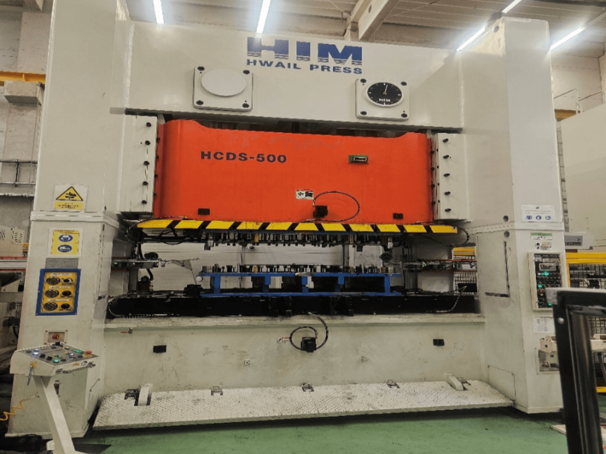 Mechanický lis HIM HWAIl PRESS HCDS-500 v čelním pohledu, s oranžovou lisovací deskou a ovládacím panelem.
