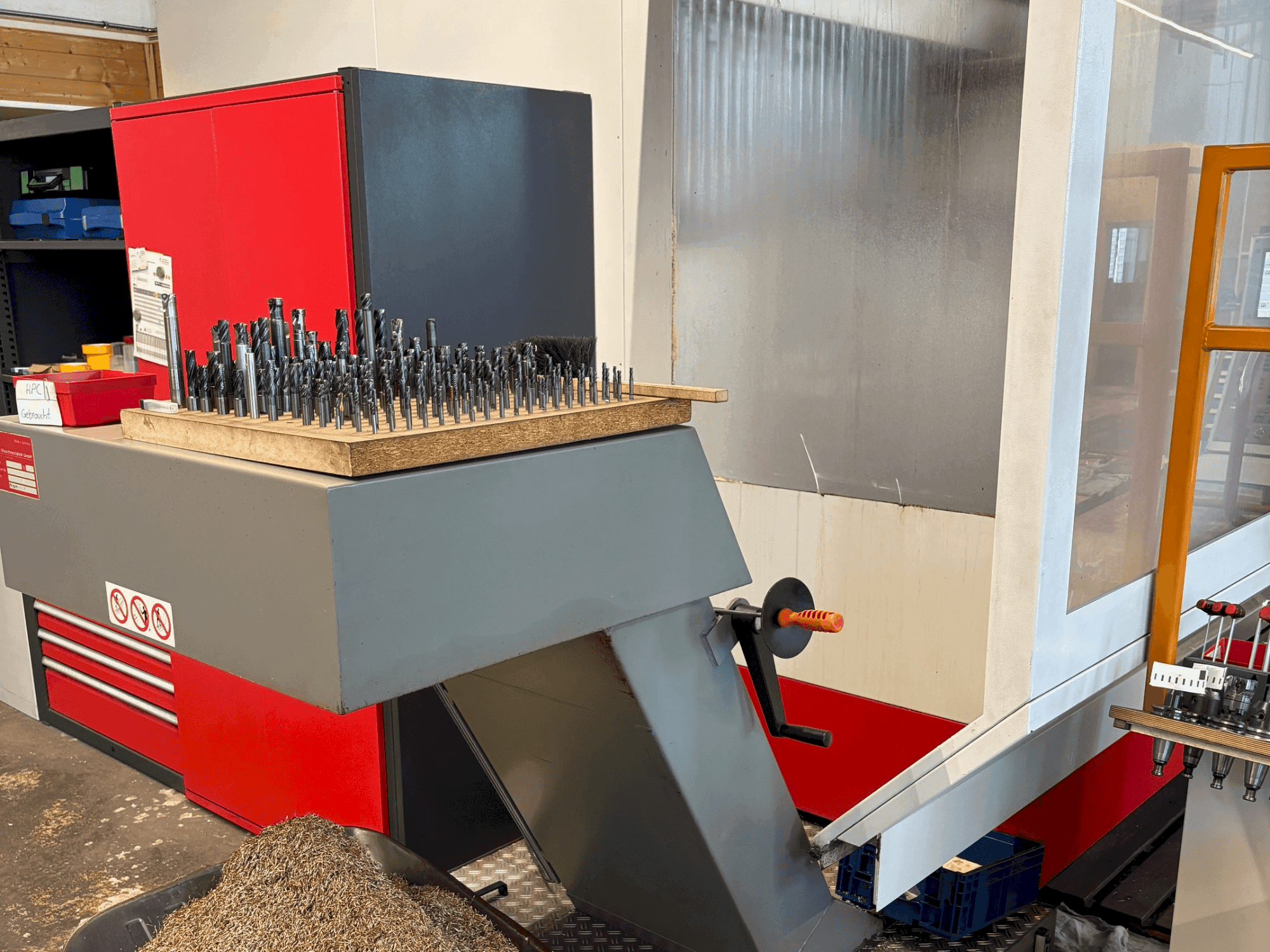 Čelní pohled na HERMLE U1130 stroj